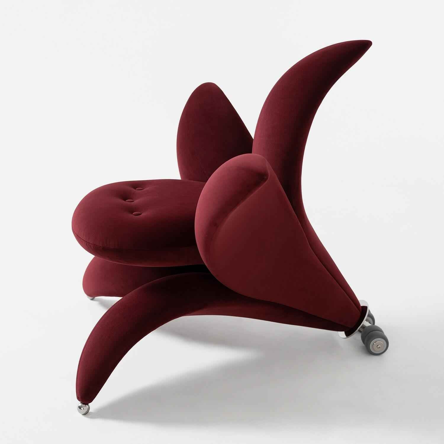 Getsuen Armchair: Delicacy of a Blossoming Lily in Seating
