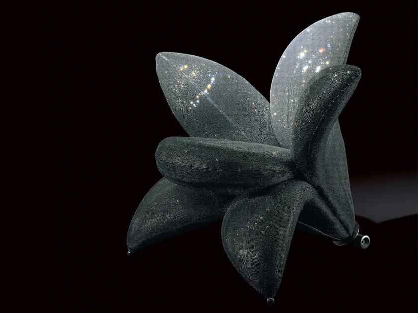 Getsuen Armchair: Delicacy of a Blossoming Lily in Seating