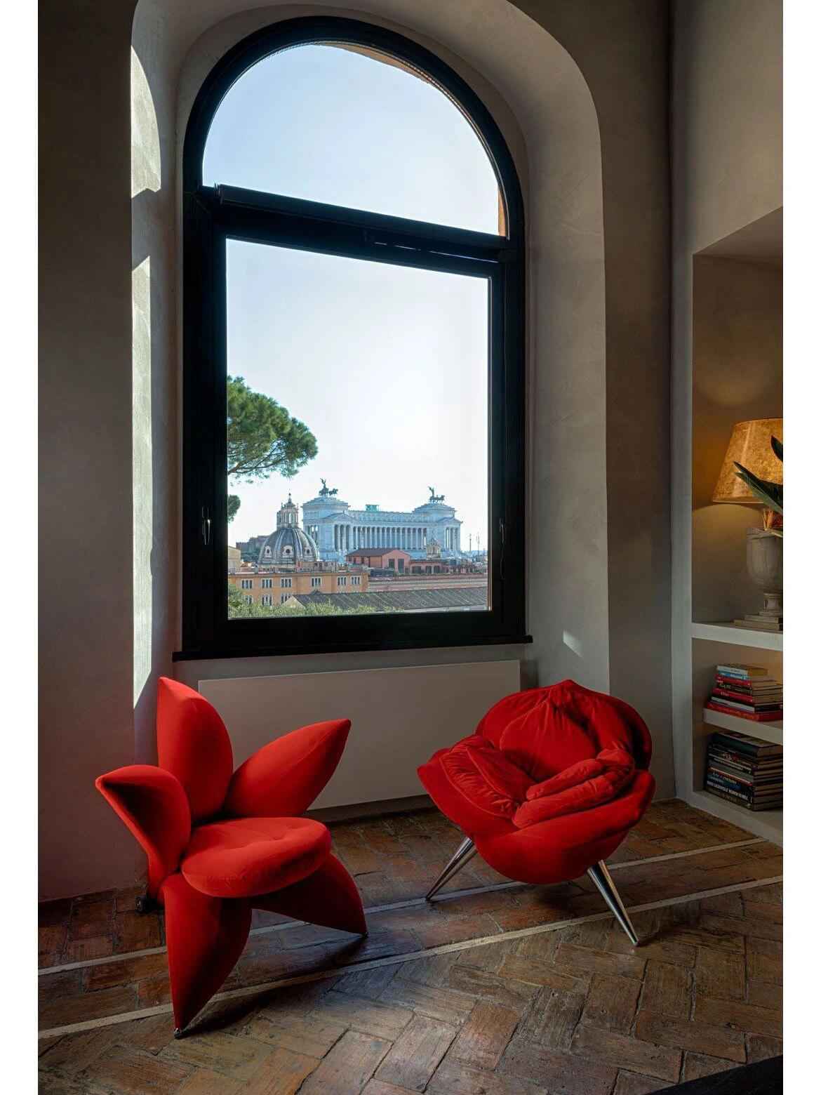 Getsuen Armchair: Delicacy of a Blossoming Lily in Seating