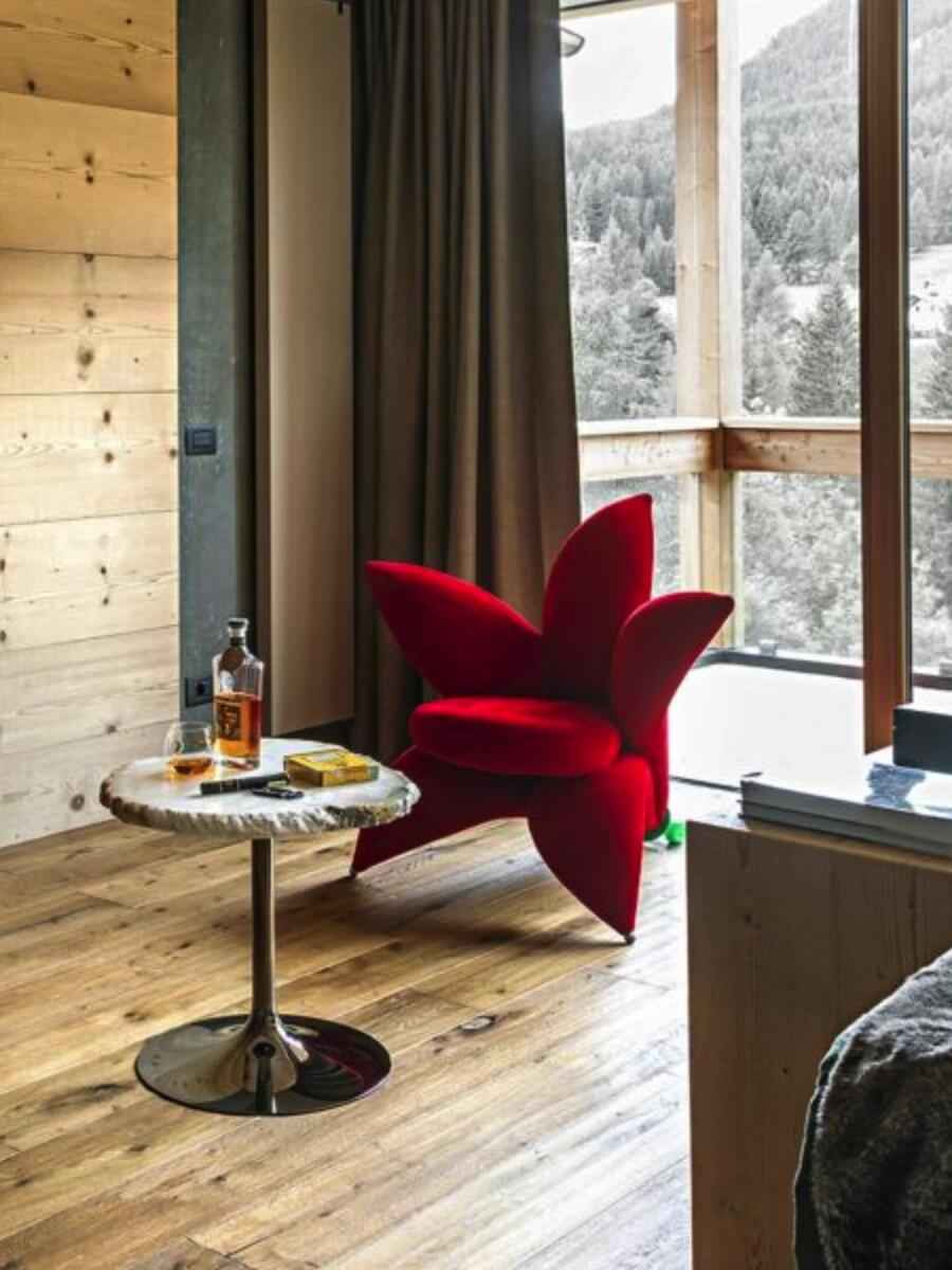 Getsuen Armchair: Delicacy of a Blossoming Lily in Seating