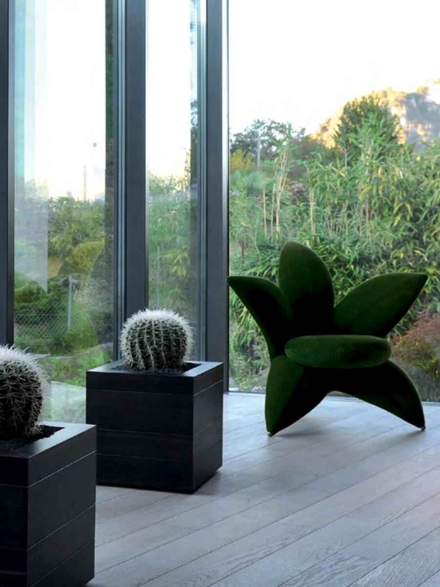 Getsuen Armchair: Delicacy of a Blossoming Lily in Seating