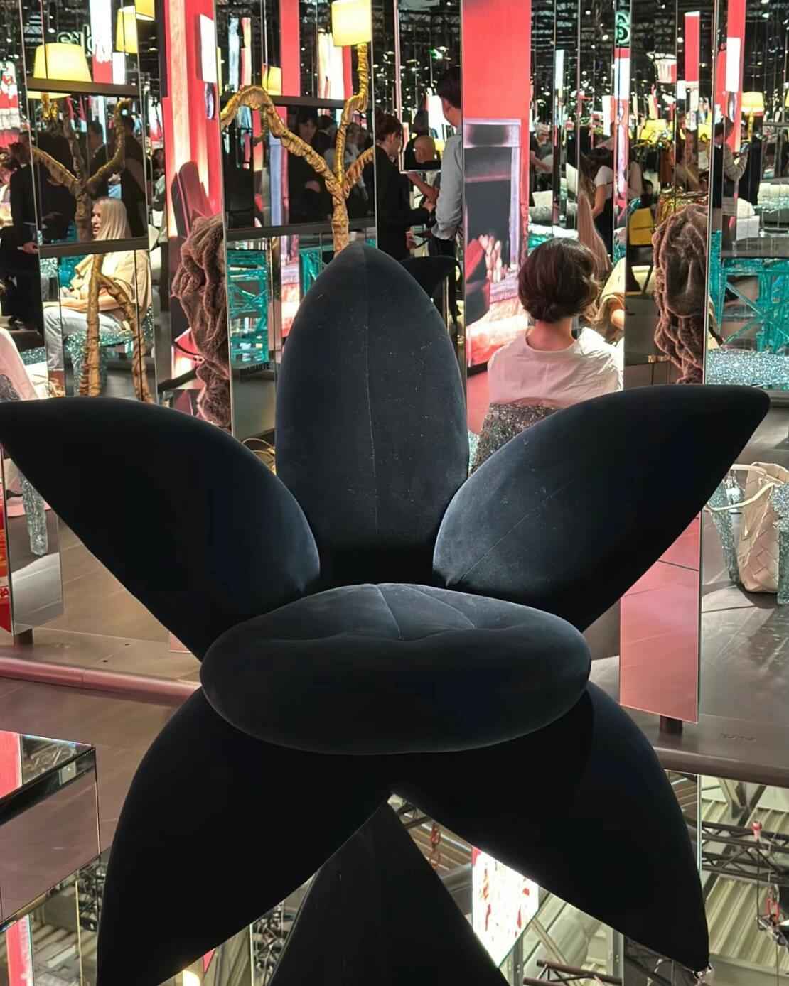 Getsuen Armchair: Delicacy of a Blossoming Lily in Seating