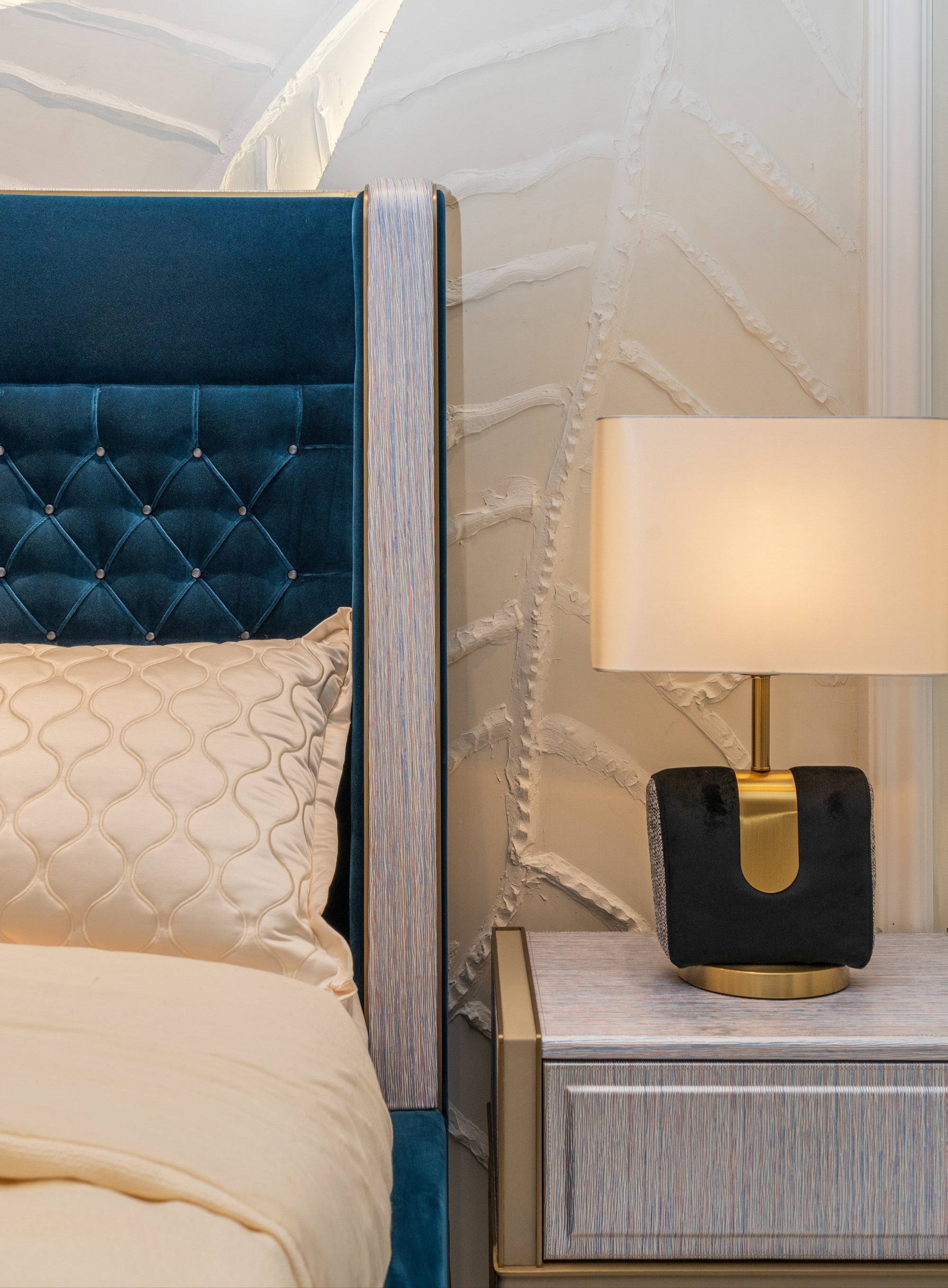 APT-2783 Bed - Chiuchiufurniture