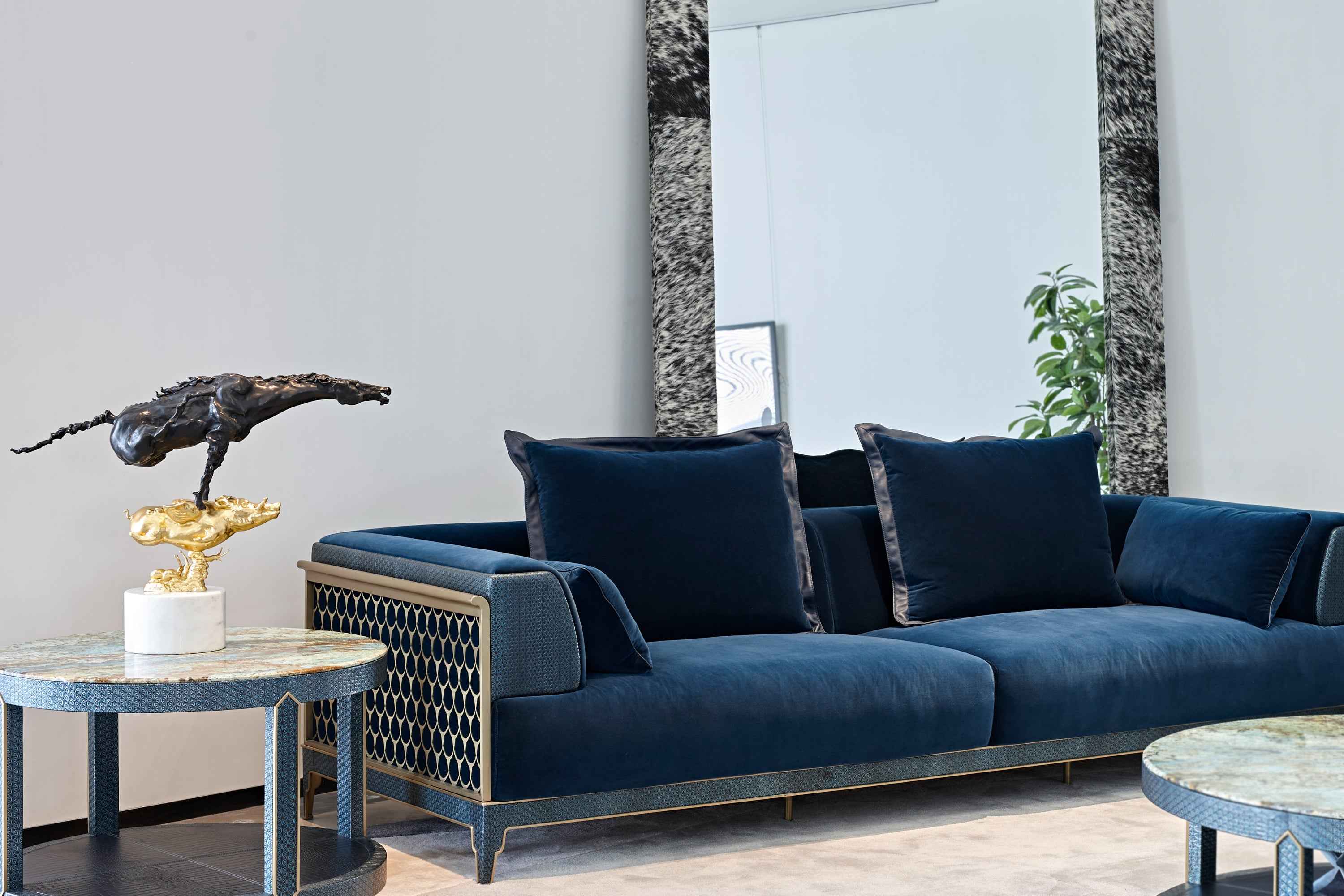 APTC-2687 Round table