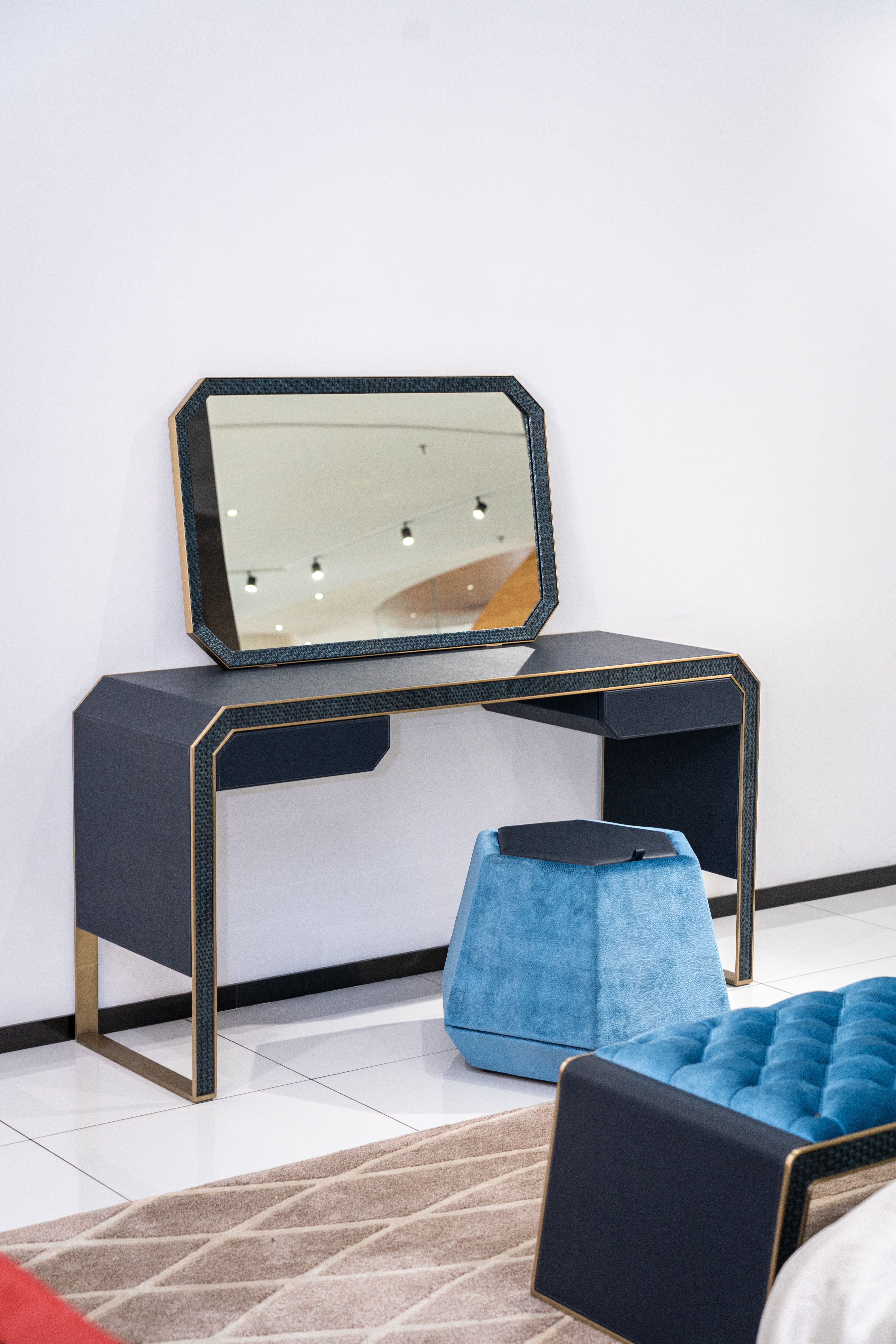 APTD-2536 Dressing Table with Modern Design and Elegant Finish - Chiuchiufurniture