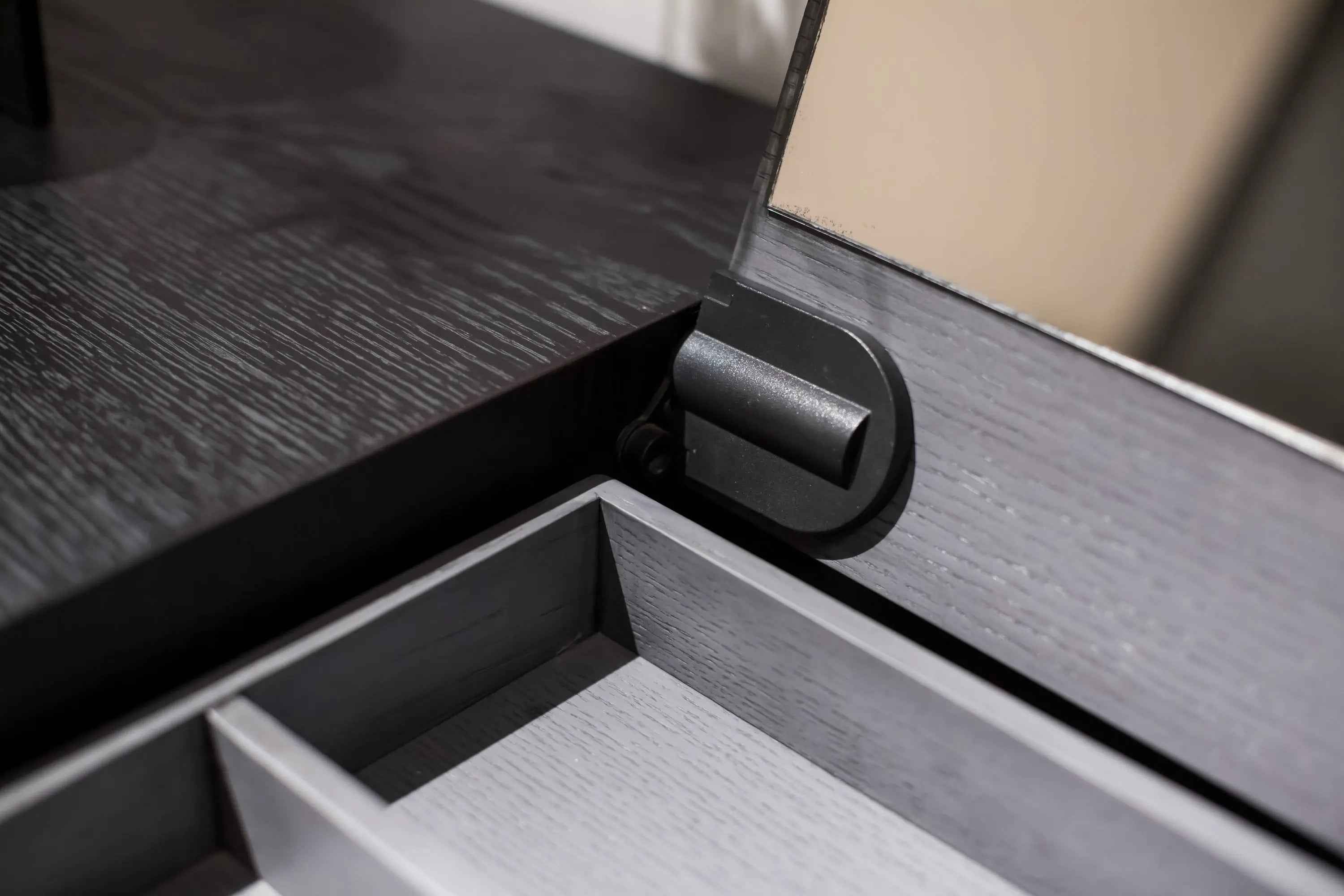 HM-1801-1 DRESSING TABLE - Elegant and Modern Design for Your Space