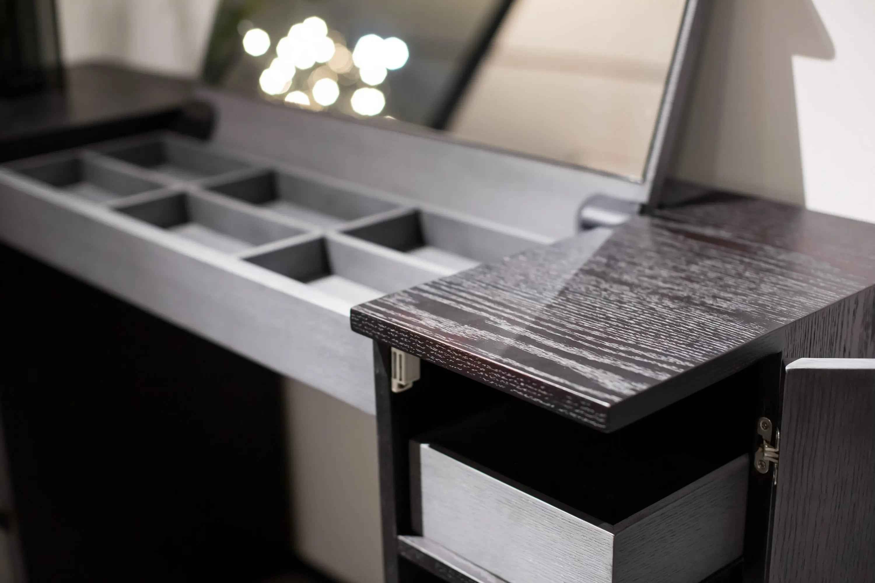 HM-1801-1 DRESSING TABLE - Elegant and Modern Design for Your Space