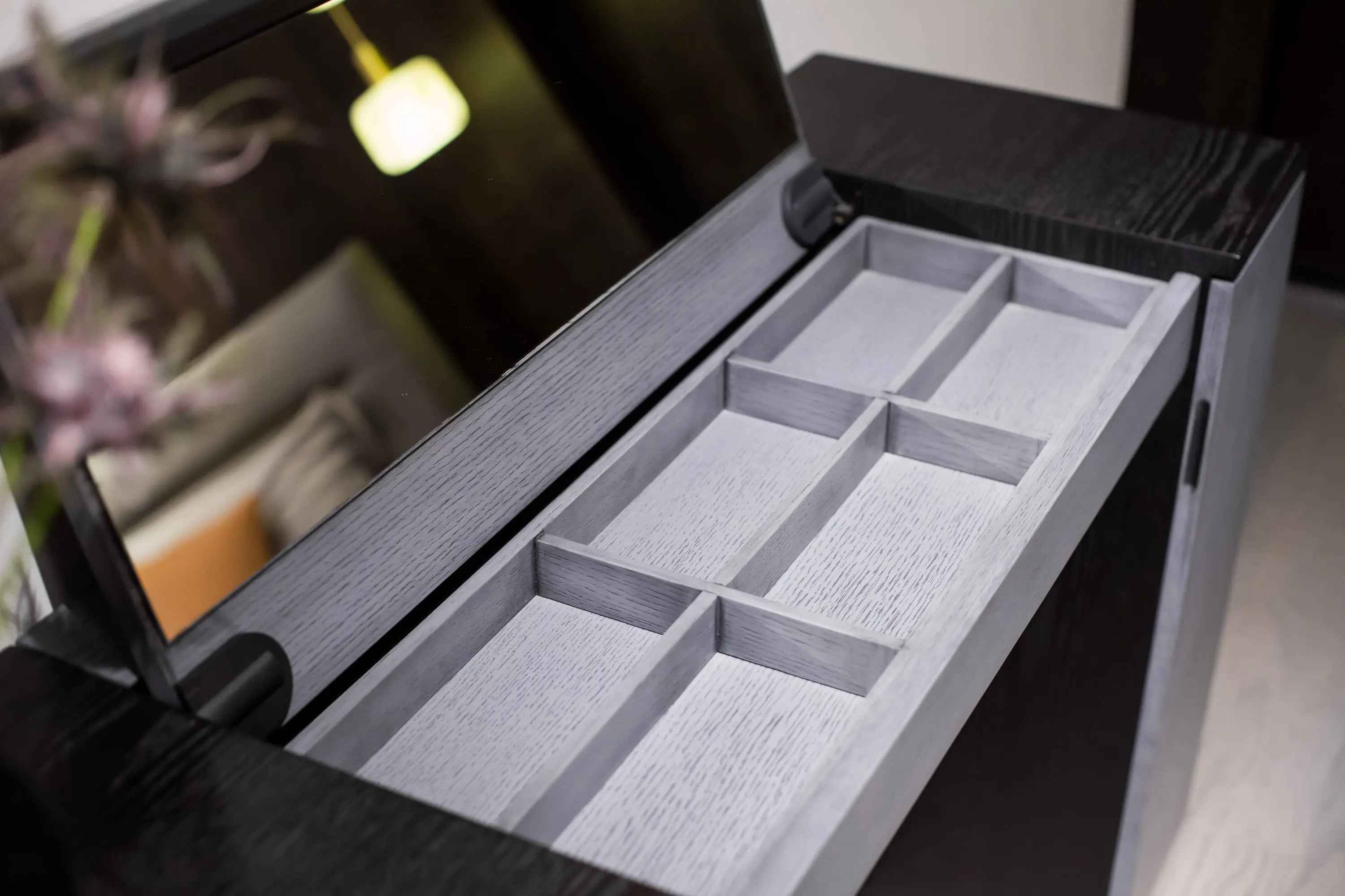 HM-1801-1 DRESSING TABLE - Elegant and Modern Design for Your Space