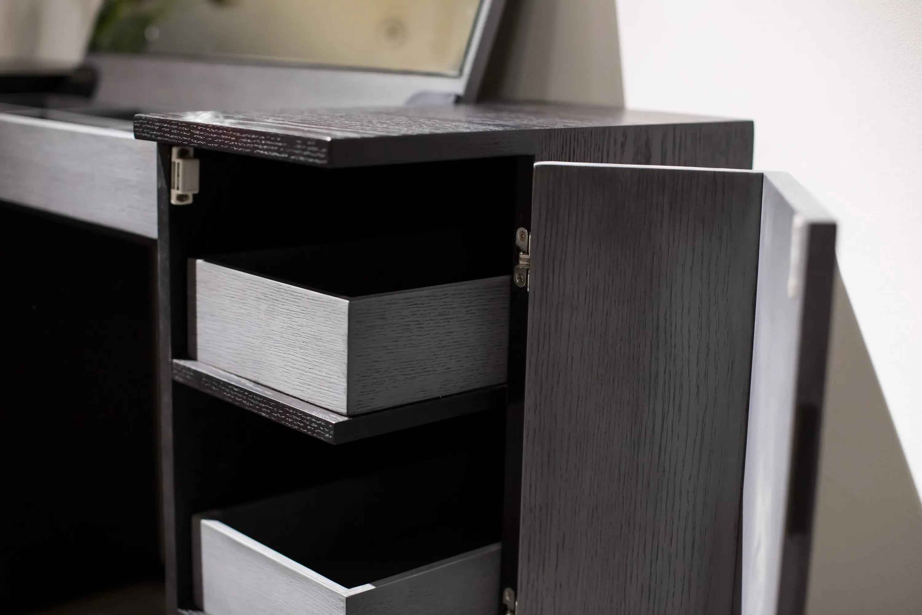 HM-1801-1 DRESSING TABLE - Elegant and Modern Design for Your Space