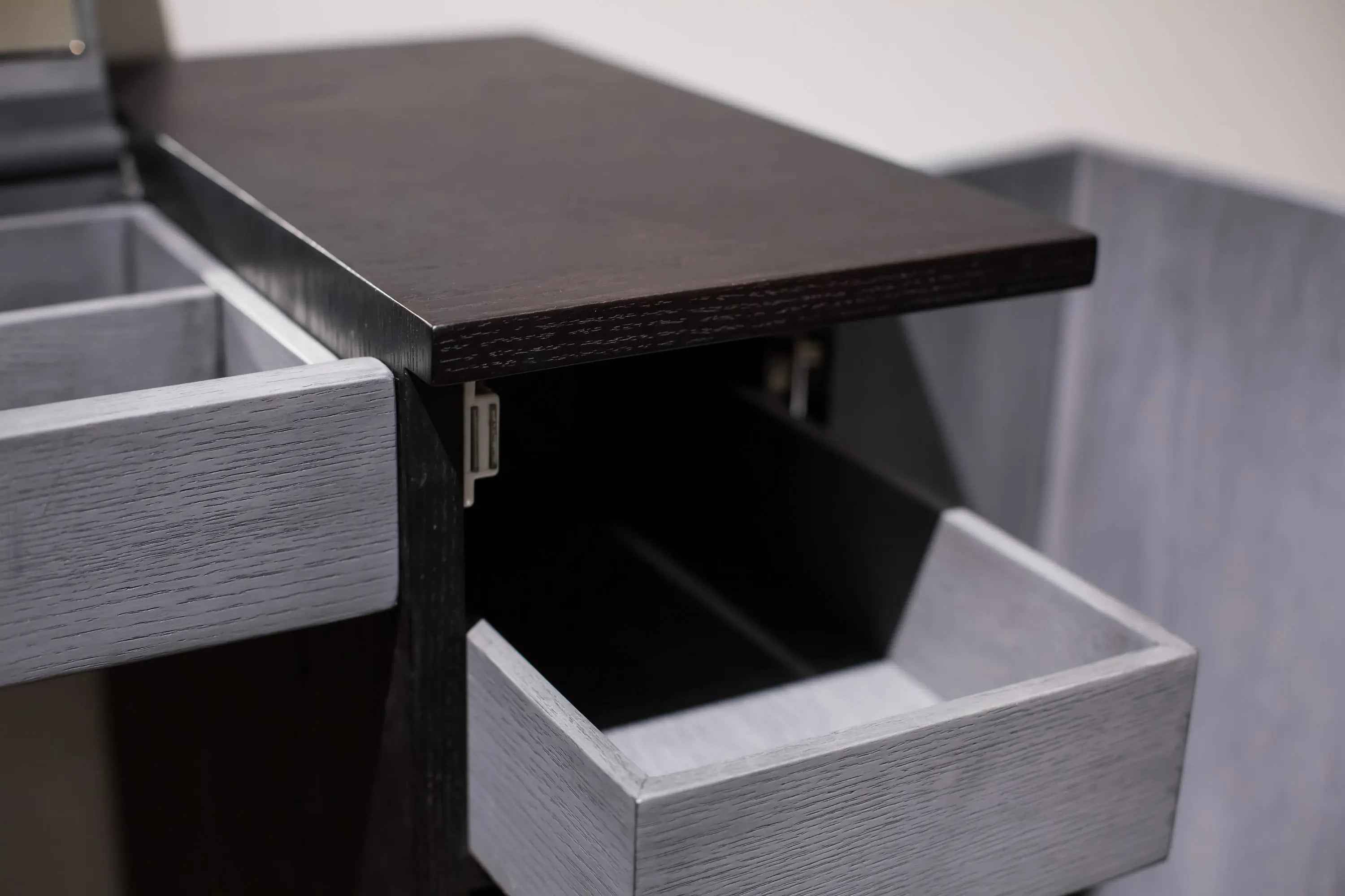 HM-1801-1 DRESSING TABLE - Elegant and Modern Design for Your Space