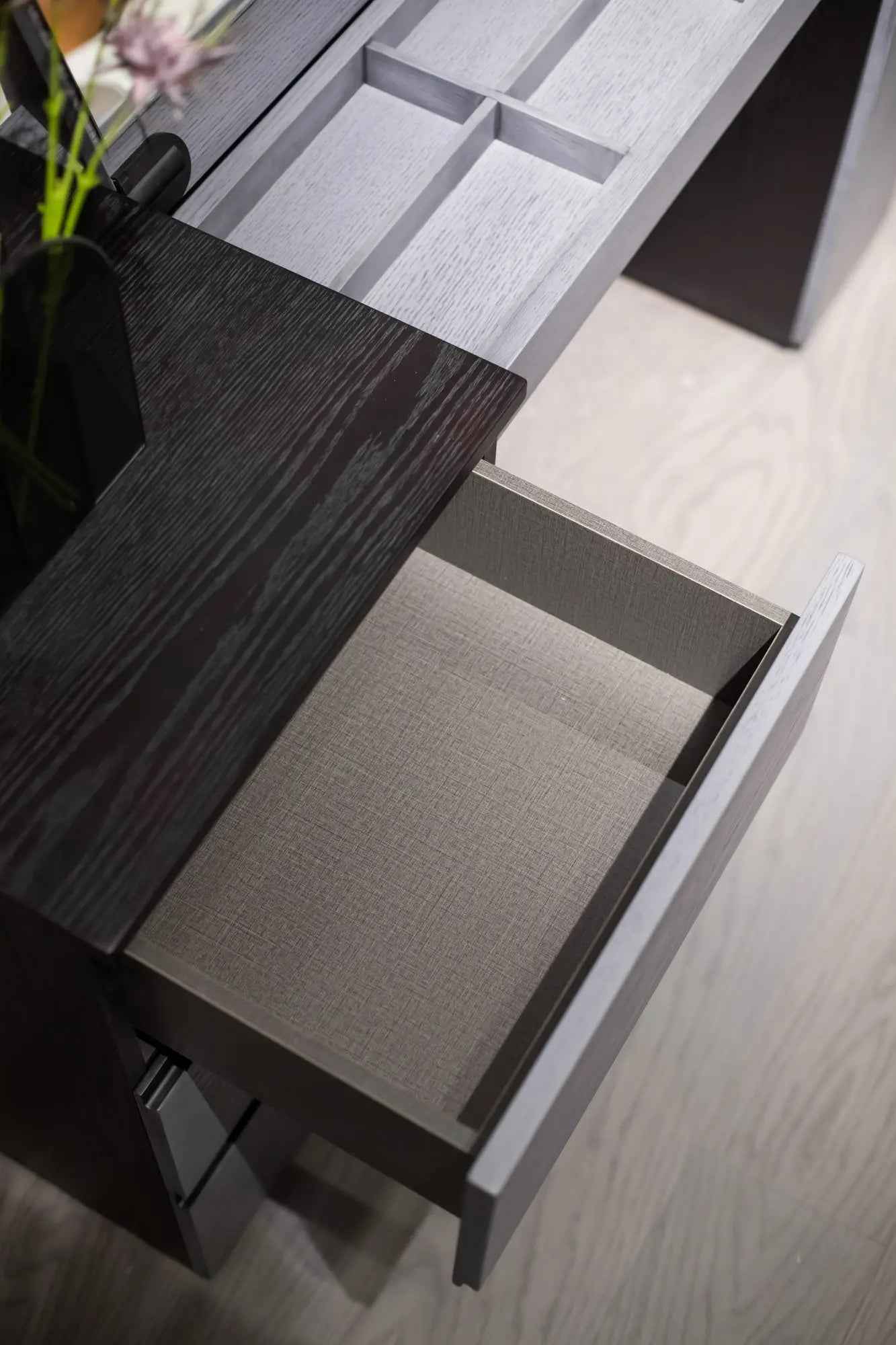 HM-1801-1 DRESSING TABLE - Elegant and Modern Design for Your Space