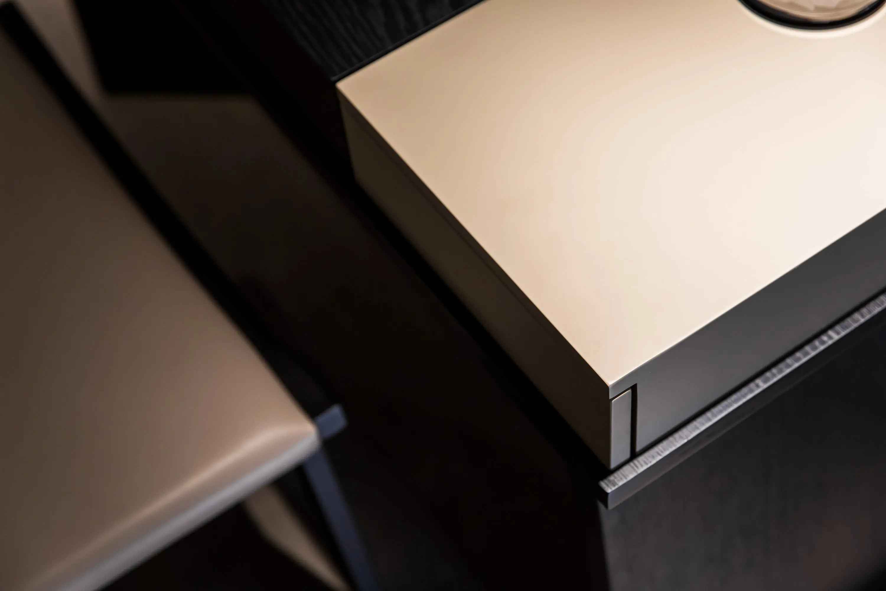 HM5-1676-1 DRESSING TABLE - Stylish and Functional Dressing Table HM5-1676-1