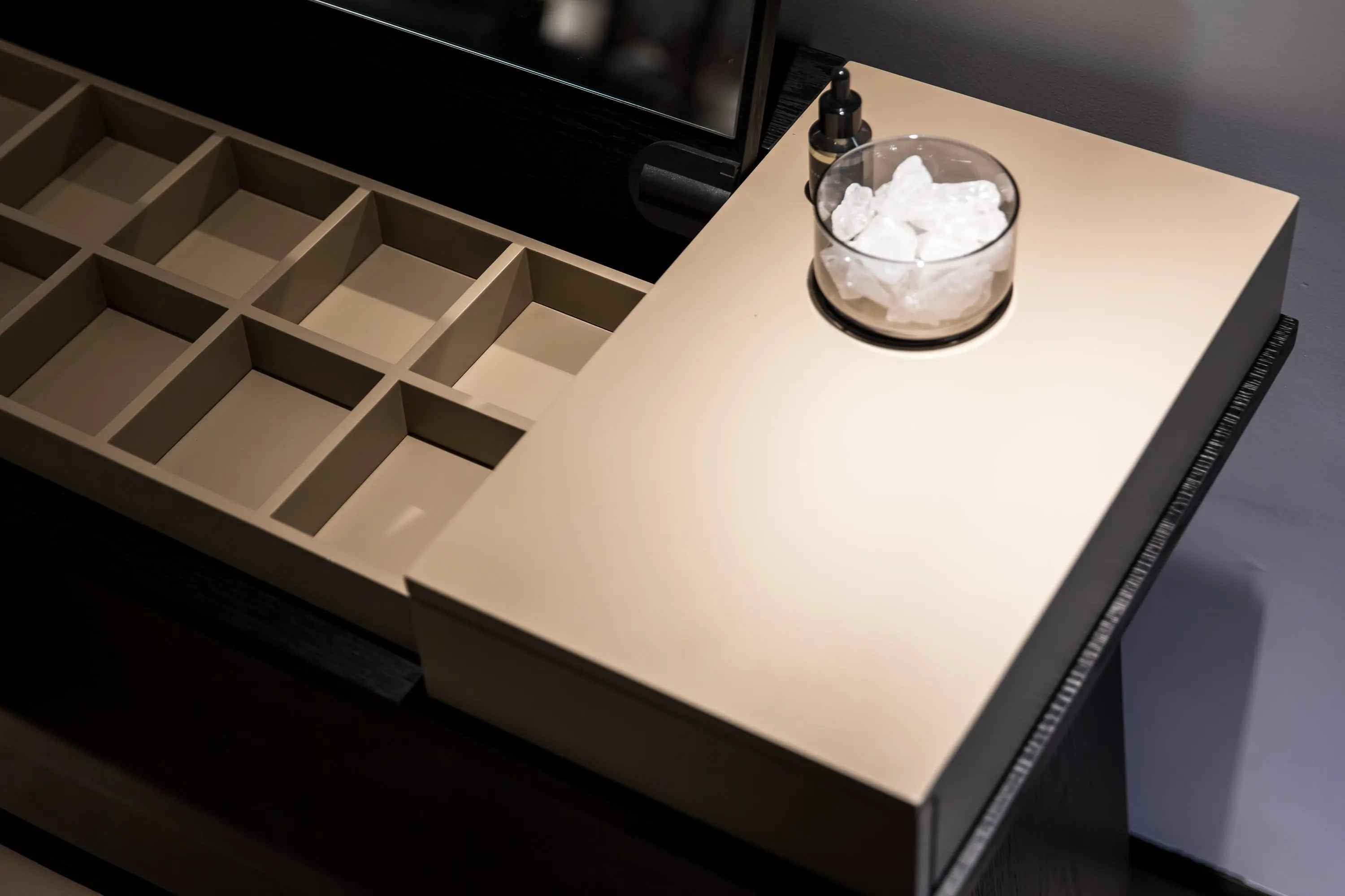 HM5-1676-1 DRESSING TABLE - Stylish and Functional Dressing Table HM5-1676-1