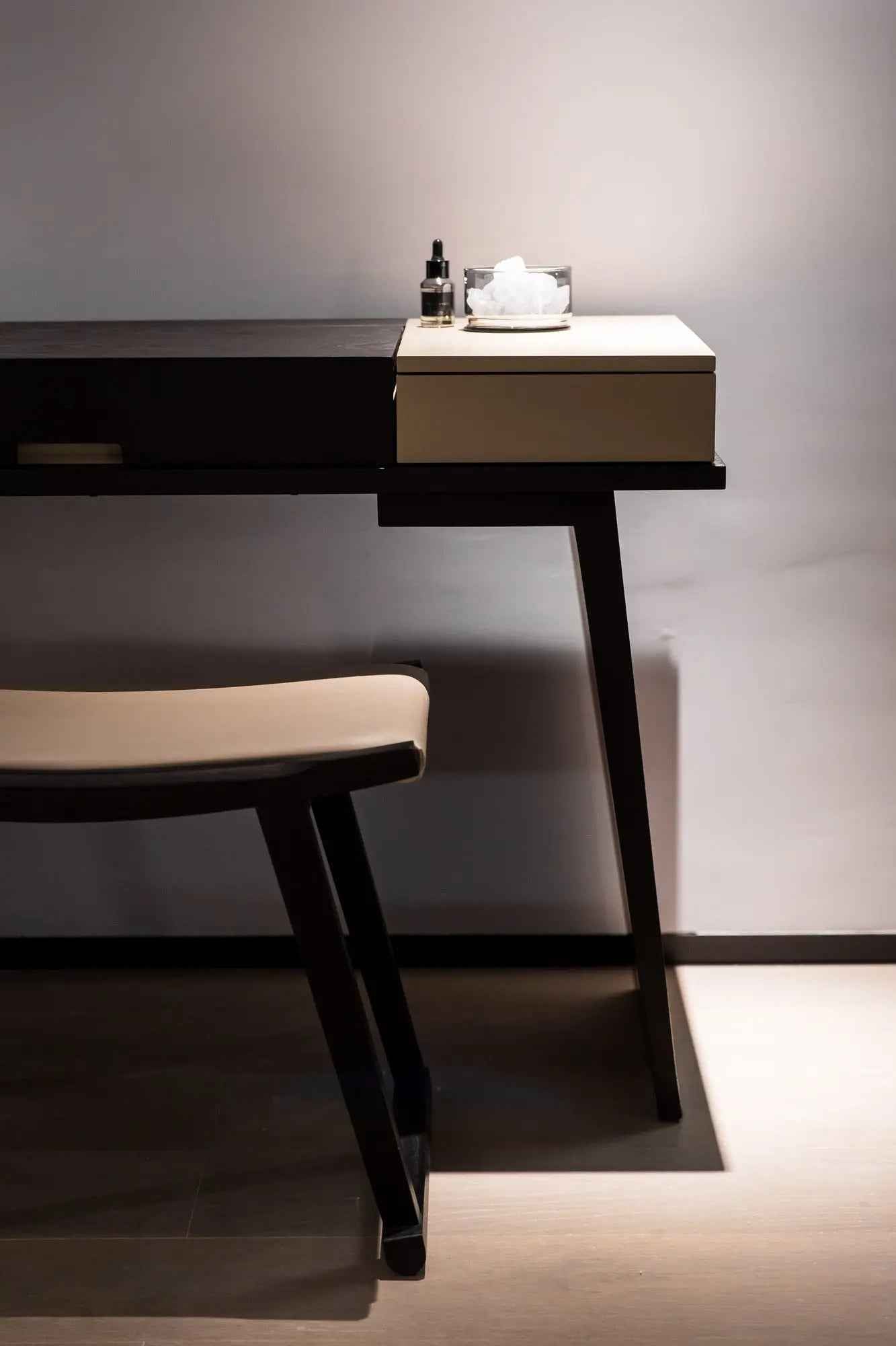 HM5-1676-1 DRESSING TABLE - Stylish and Functional Dressing Table HM5-1676-1