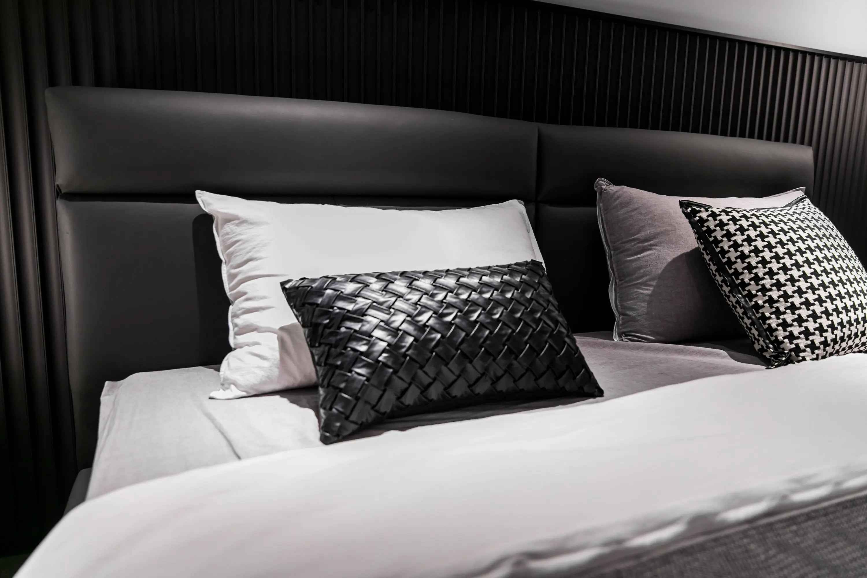 Luxe Leather KB-VVCASA-BED-VX1-1779-1 Bed