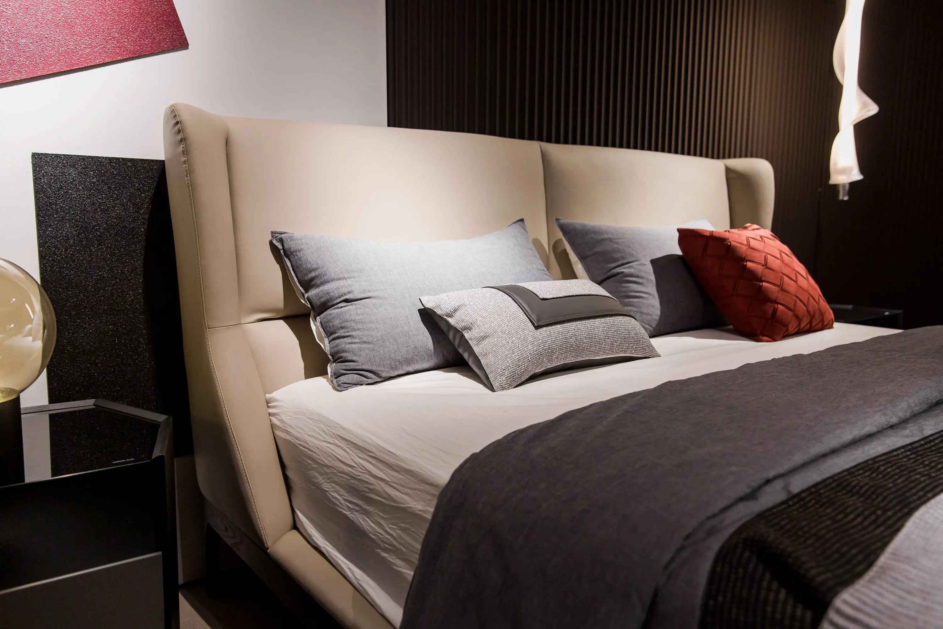 Minimalist Chic Leather KB-VVCASA-BED-VX1-1695-1 Bed