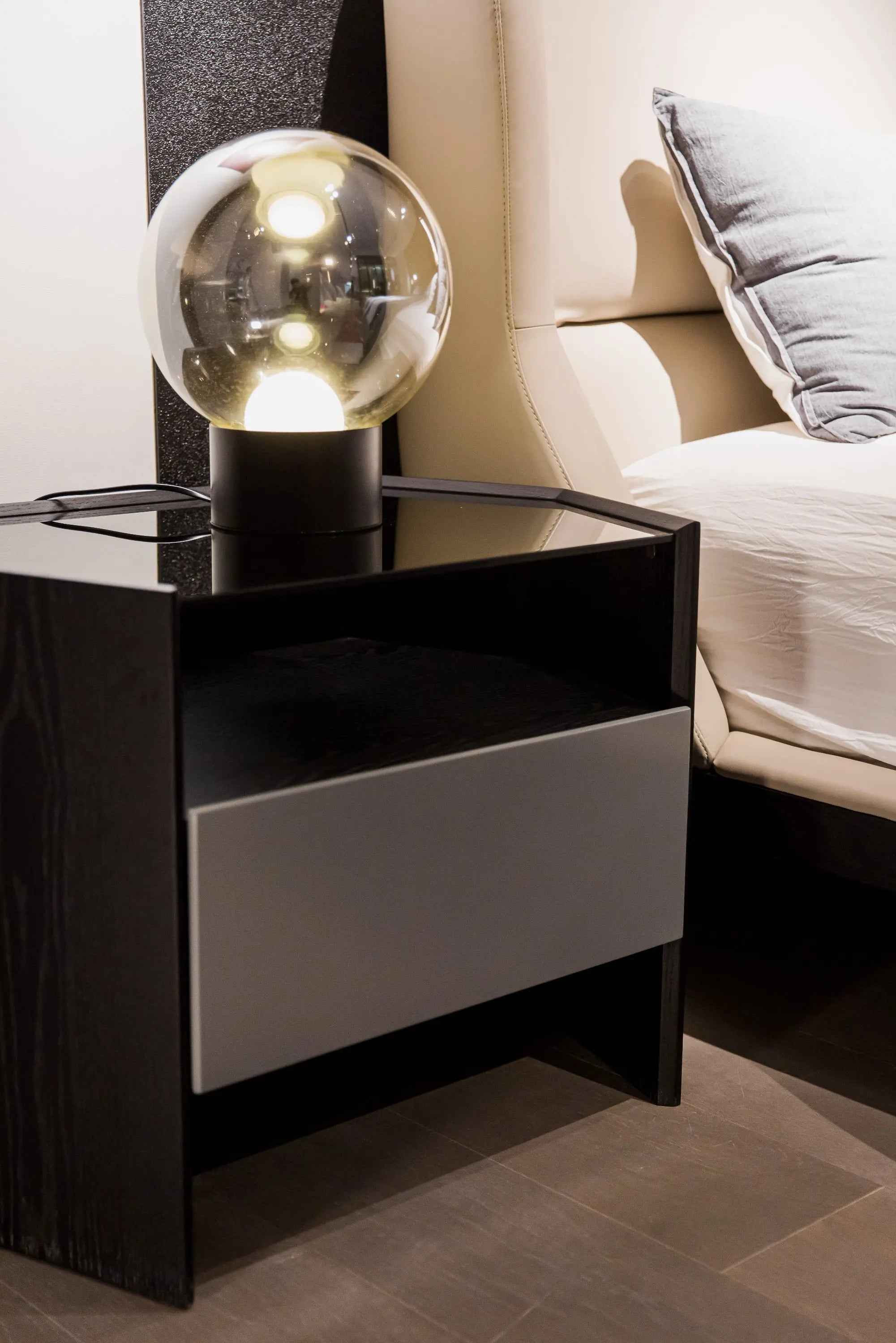 Minimalist Chic Leather KB-VVCASA-BED-VX1-1695-1 Bed