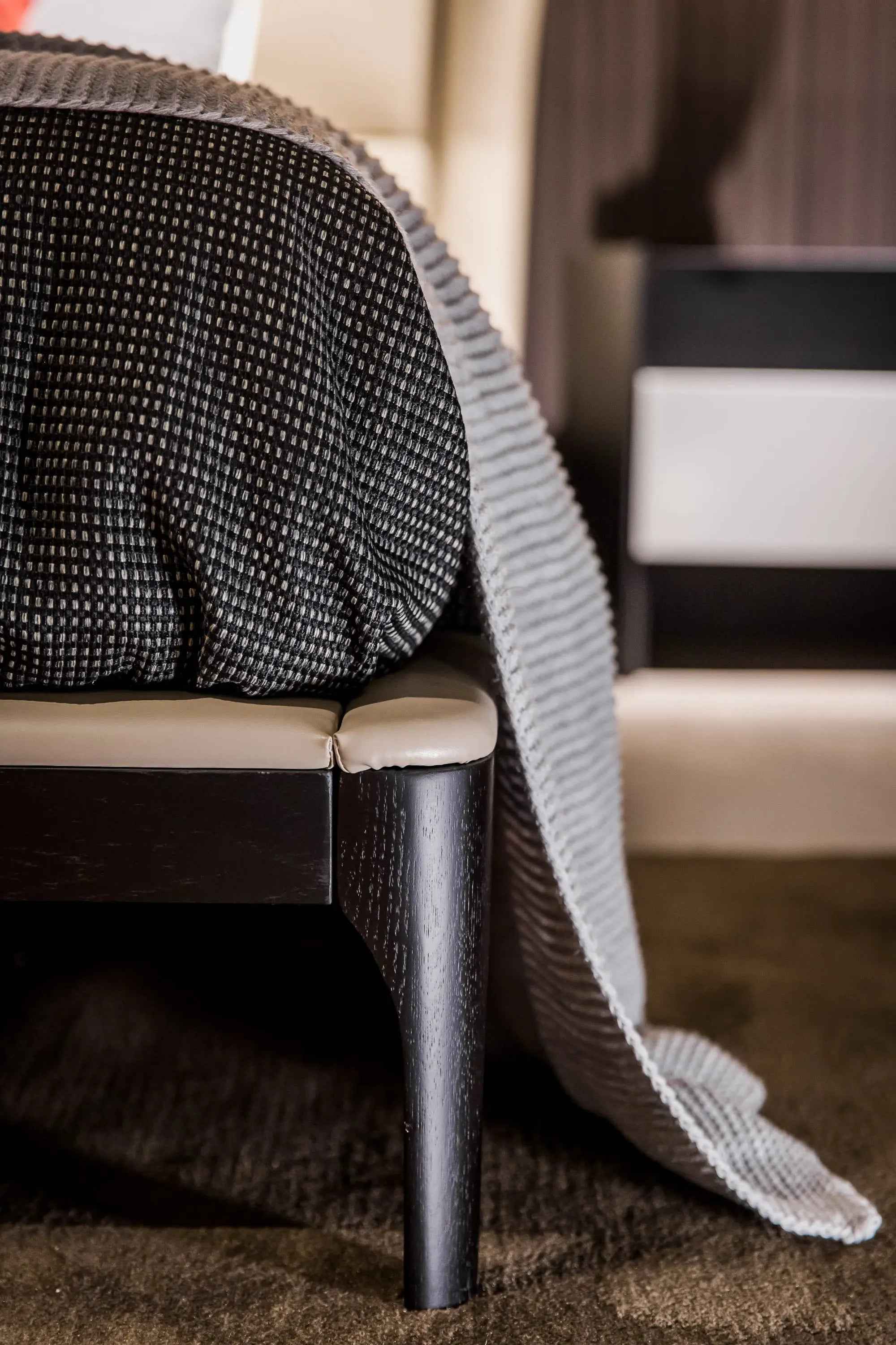 Minimalist Chic Leather KB-VVCASA-BED-VX1-1695-1 Bed