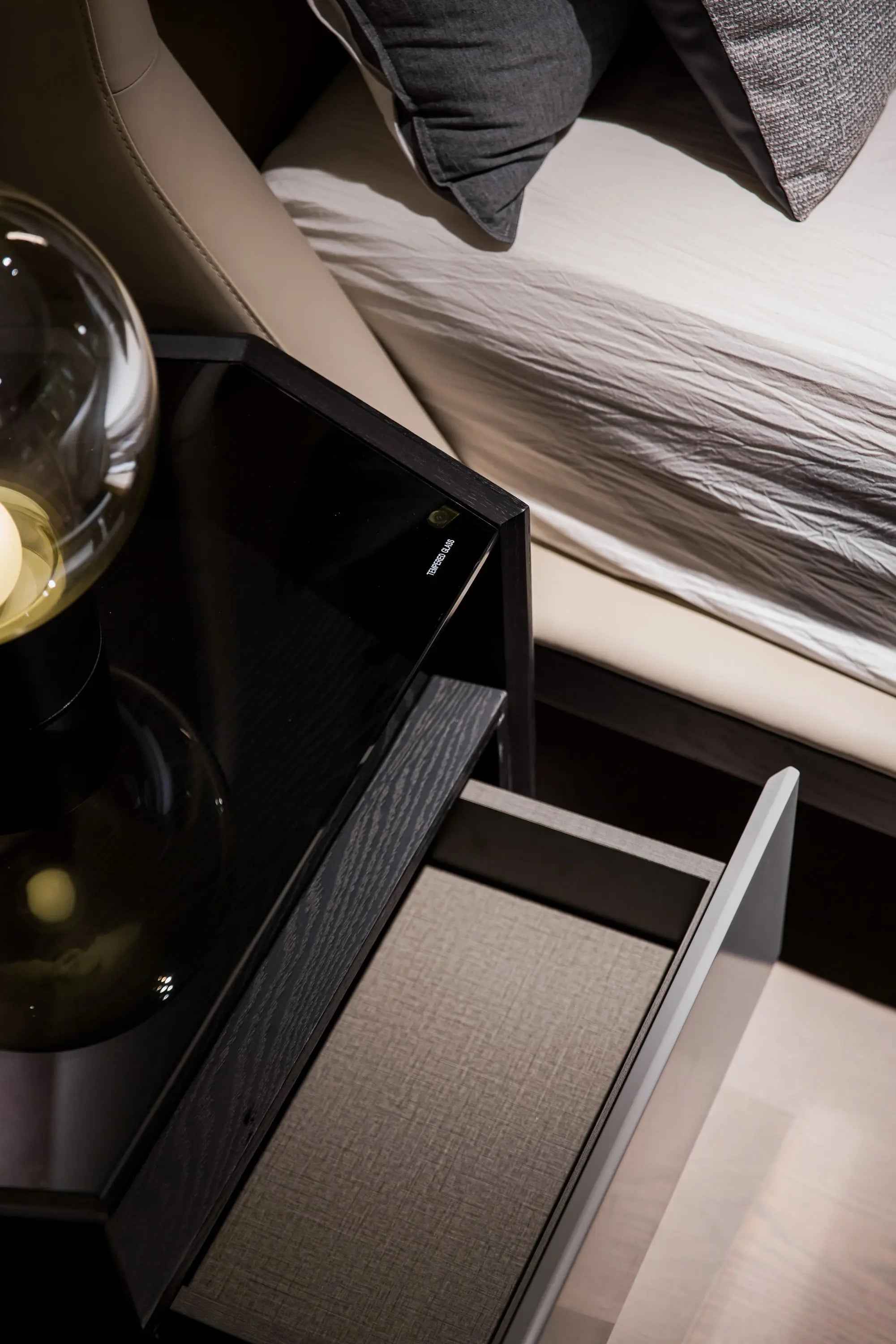 Minimalist Chic Leather KB-VVCASA-BED-VX1-1695-1 Bed