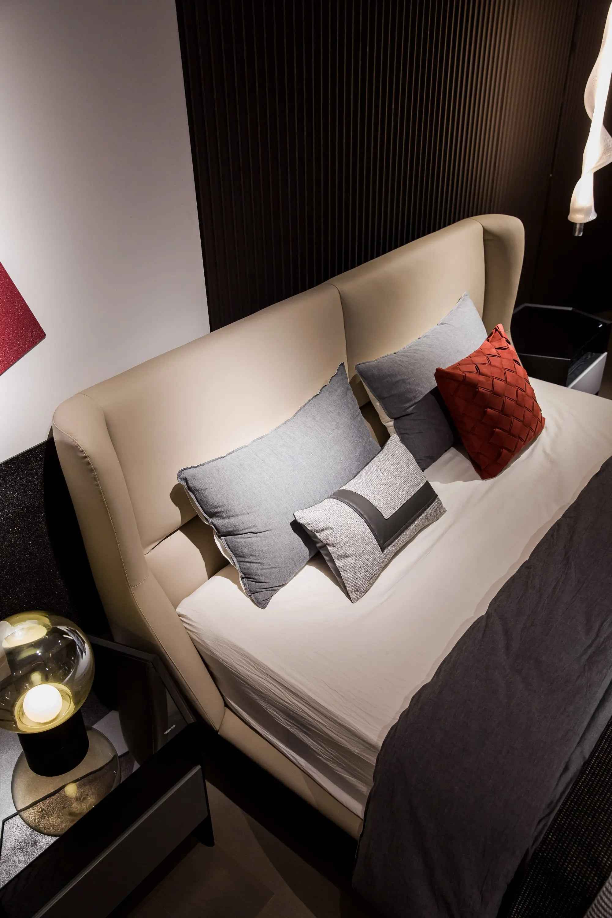 Minimalist Chic Leather KB-VVCASA-BED-VX1-1695-1 Bed