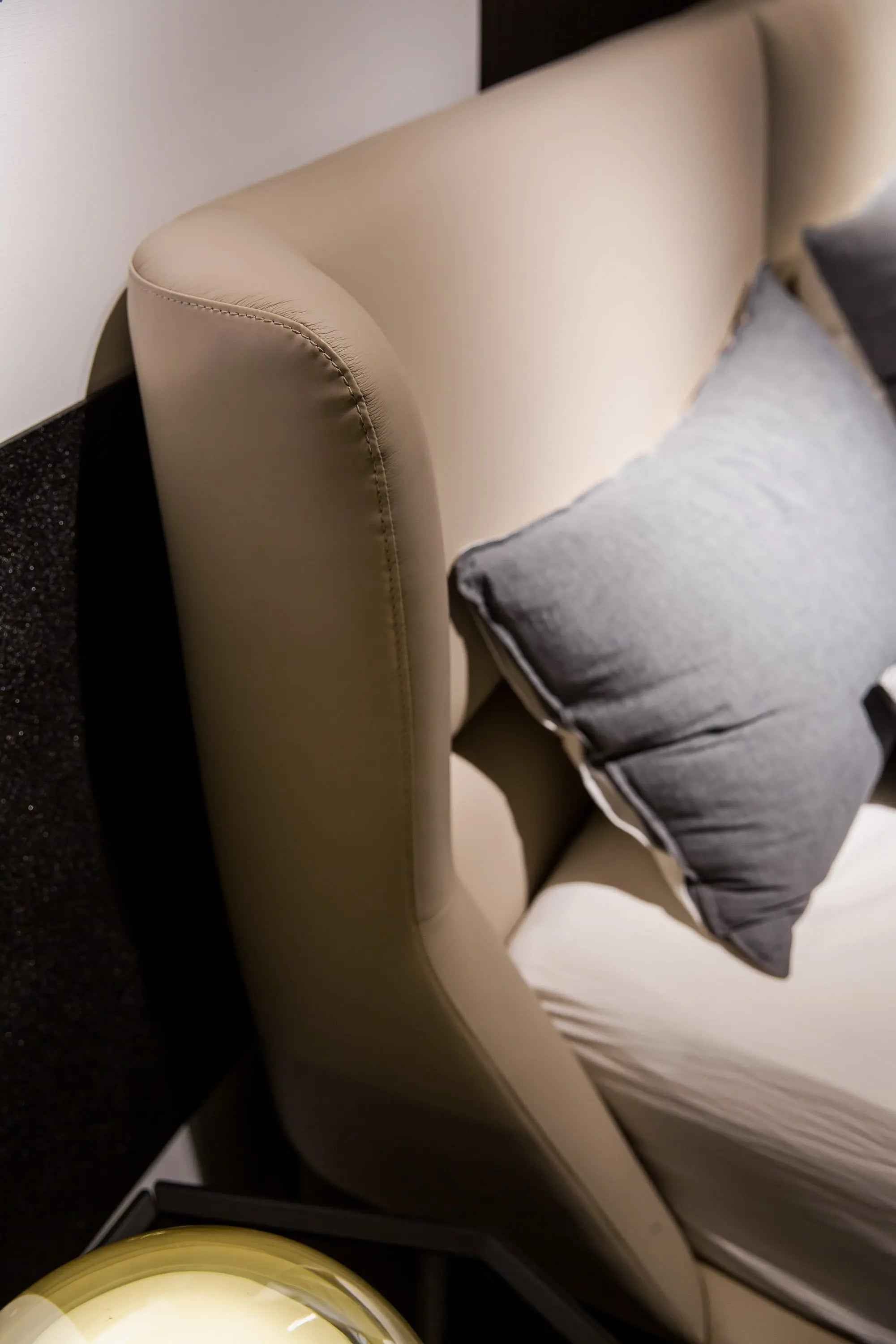 Minimalist Chic Leather KB-VVCASA-BED-VX1-1695-1 Bed