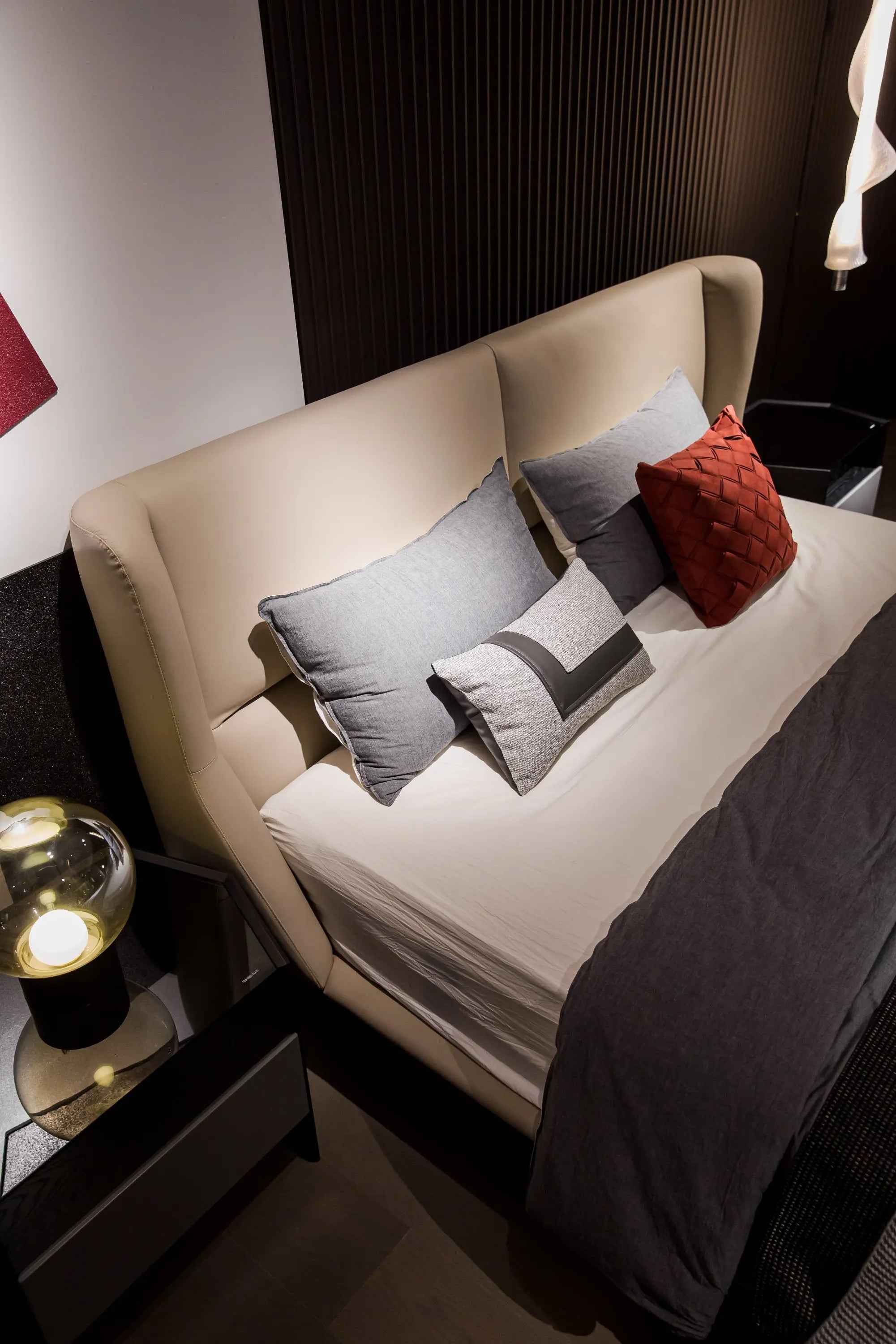 Minimalist Chic Leather KB-VVCASA-BED-VX1-1695-1 Bed