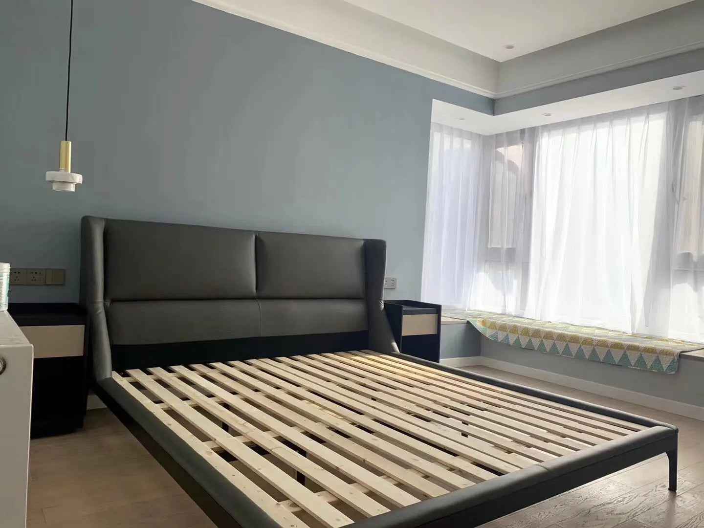 Minimalist Chic Leather KB-VVCASA-BED-VX1-1695-1 Bed