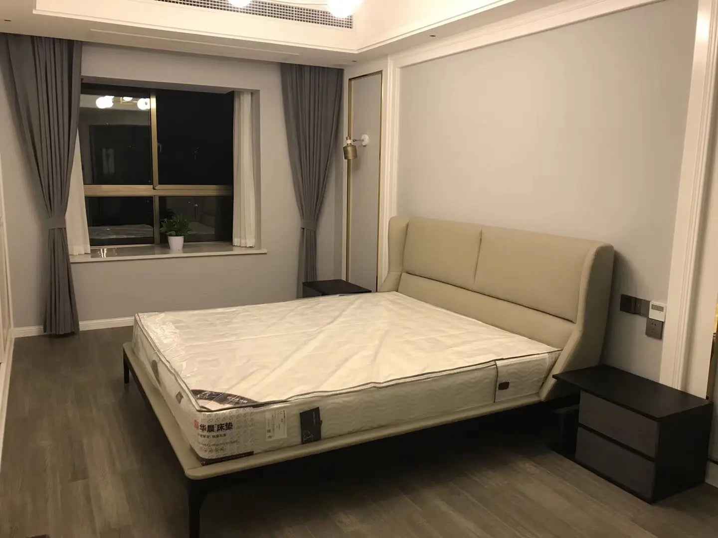 Minimalist Chic Leather KB-VVCASA-BED-VX1-1695-1 Bed