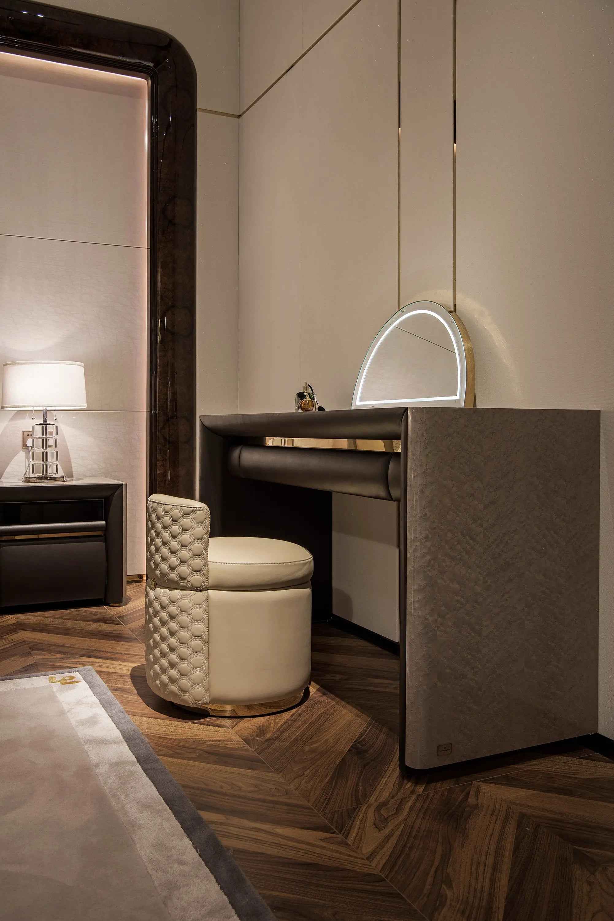 Modern White Leather Dresser Dressing Chair W002B16B Turri style Madison dressing stool