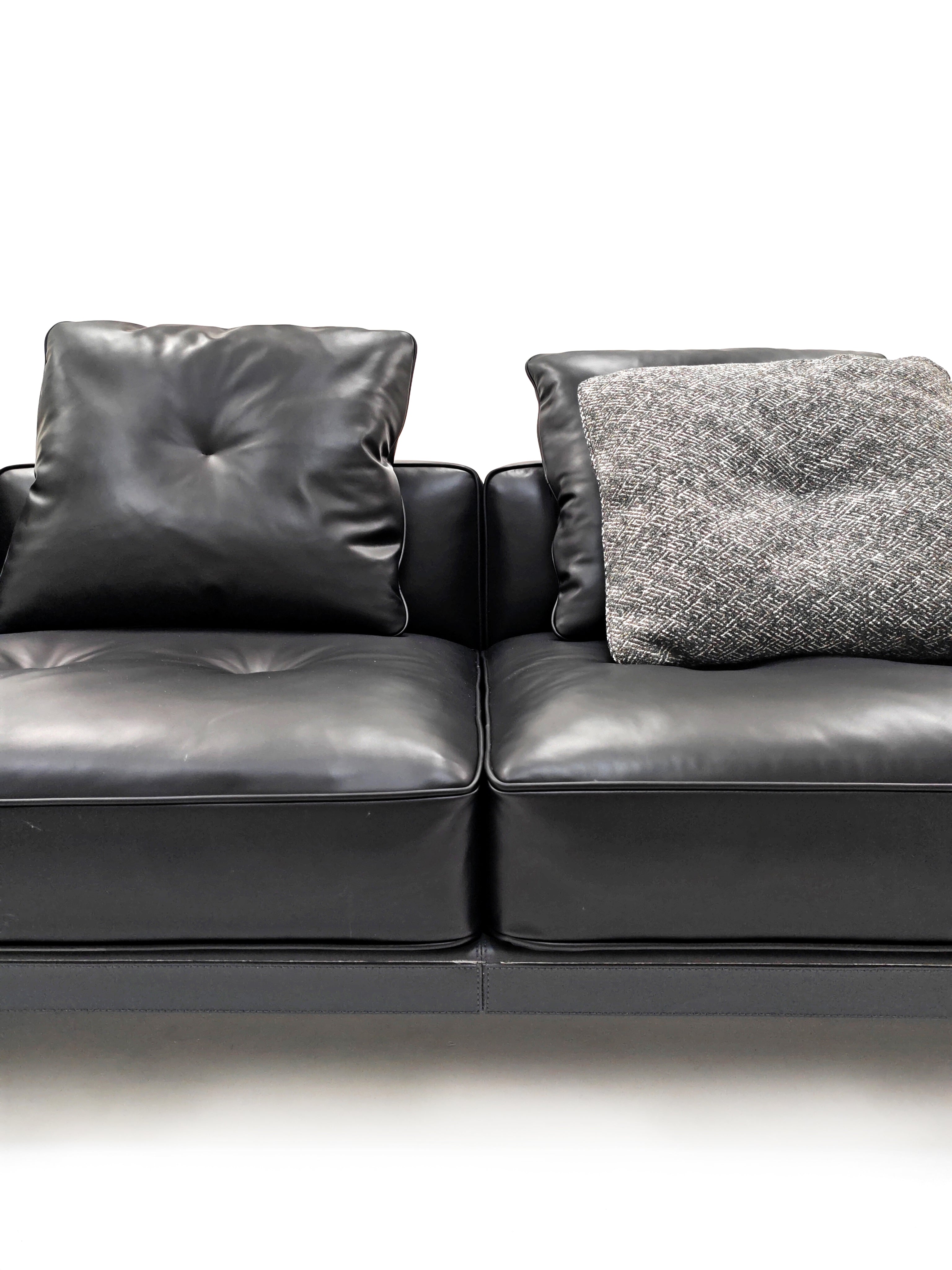 VJ3-2357 Four-Seater Sofa Comfortable and soft to sit on - Chiuchiufurniture