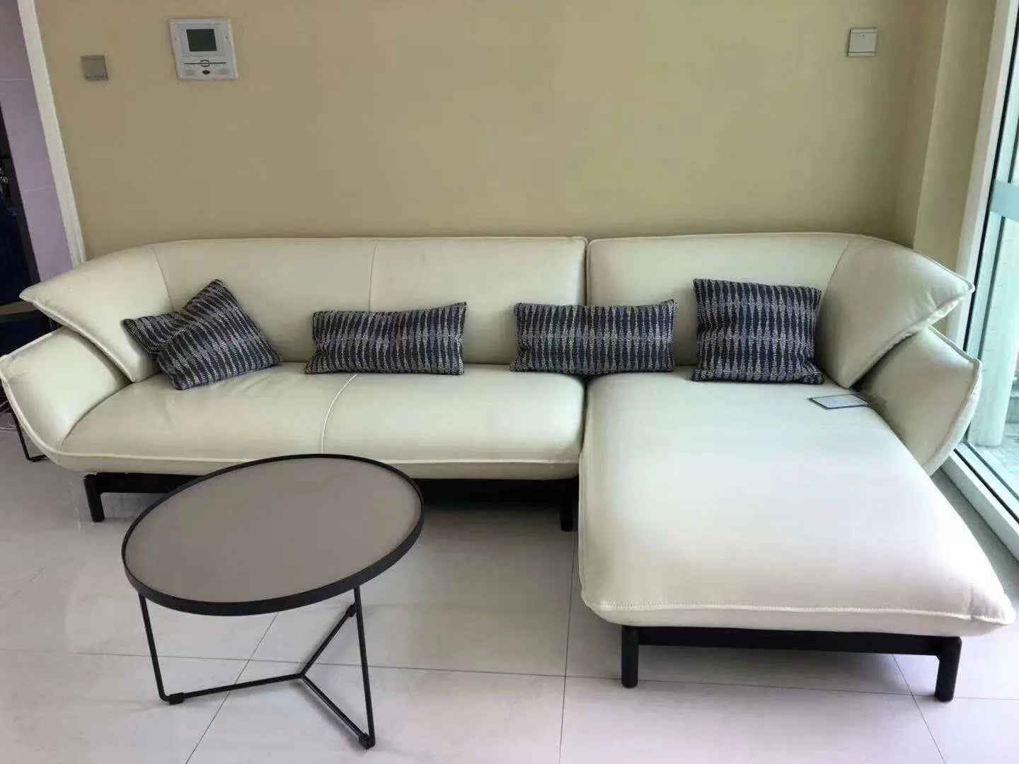 VJ5-1693 Sofa: Modern Comfort and Style for Your Living Space