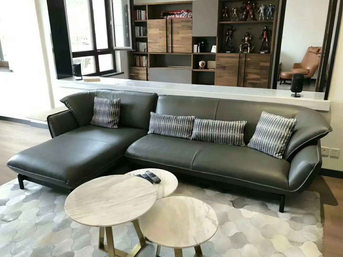 VJ5-1693 Sofa: Modern Comfort and Style for Your Living Space