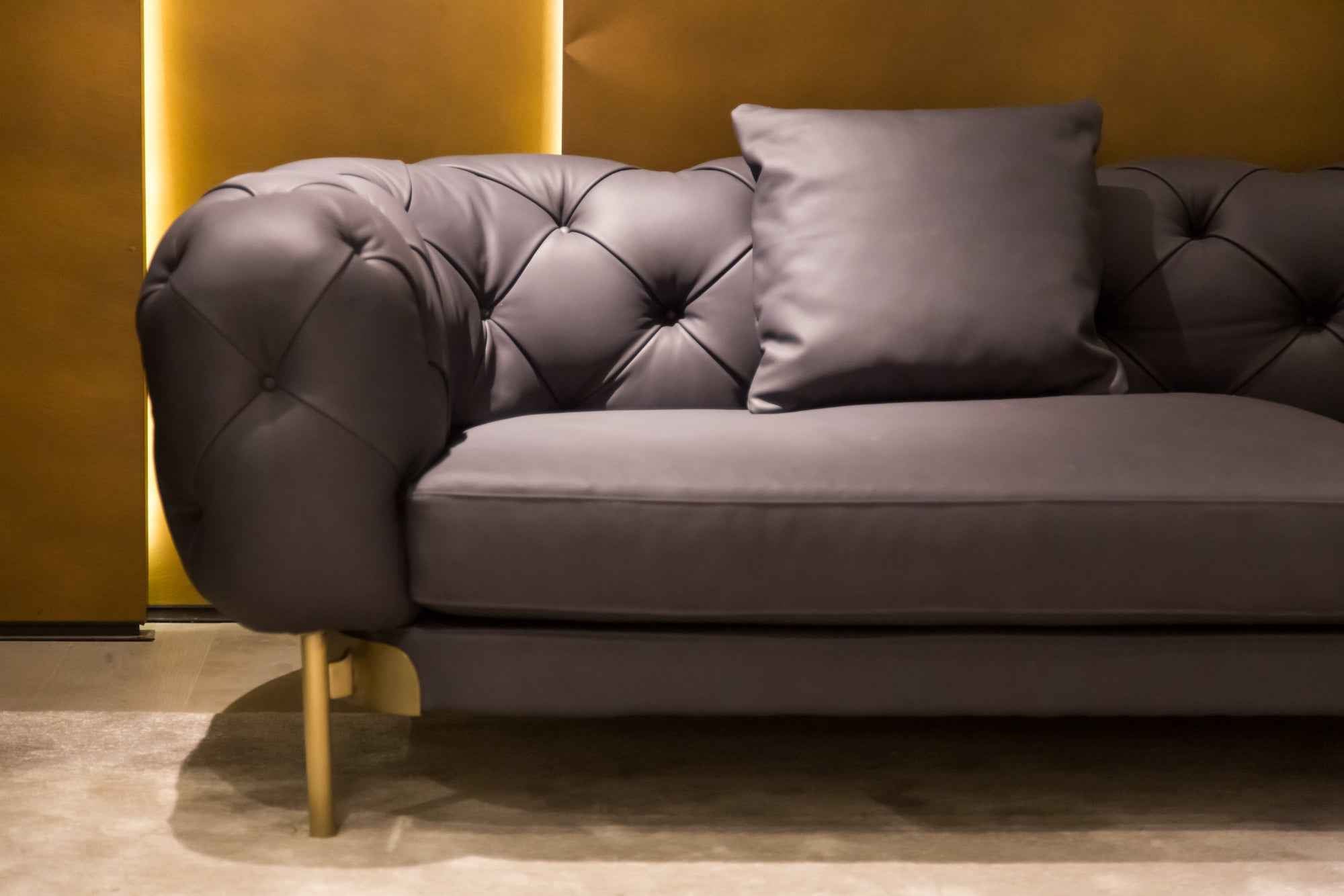 Italian minimalist A60 leather sofa with waist pillow and throw pillow VJ5-2006 sofa