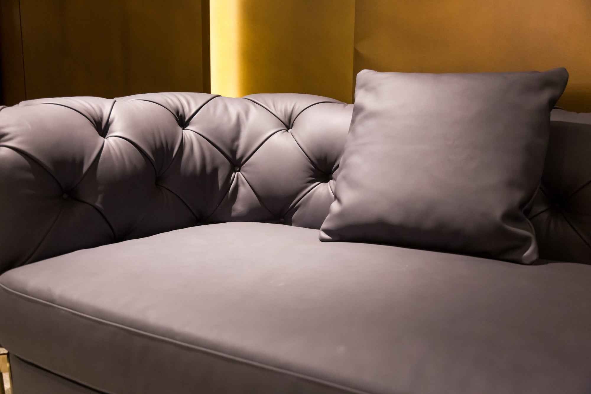 Italian minimalist A60 leather sofa with waist pillow and throw pillow VJ5-2006 sofa