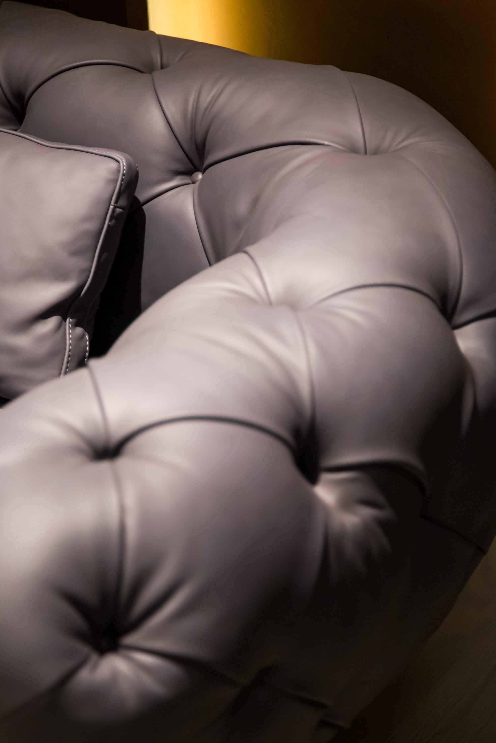 Italian minimalist A60 leather sofa with waist pillow and throw pillow VJ5-2006 sofa