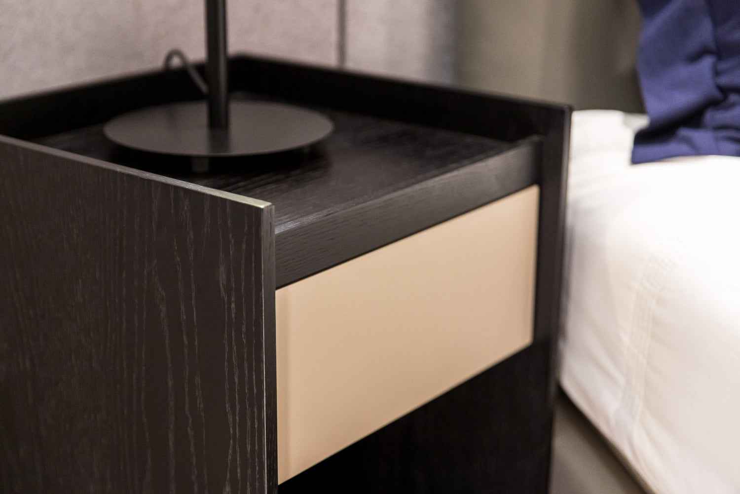 Italian Minimalist Veneer HX-1770-2 Bedside Table