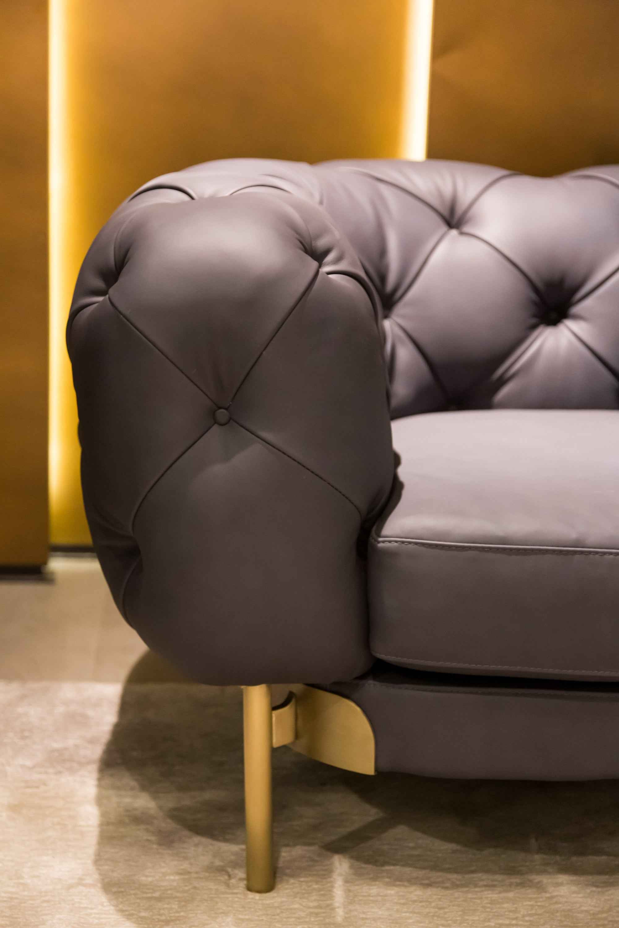 Italian minimalist A60 leather sofa with waist pillow and throw pillow VJ5-2006 sofa