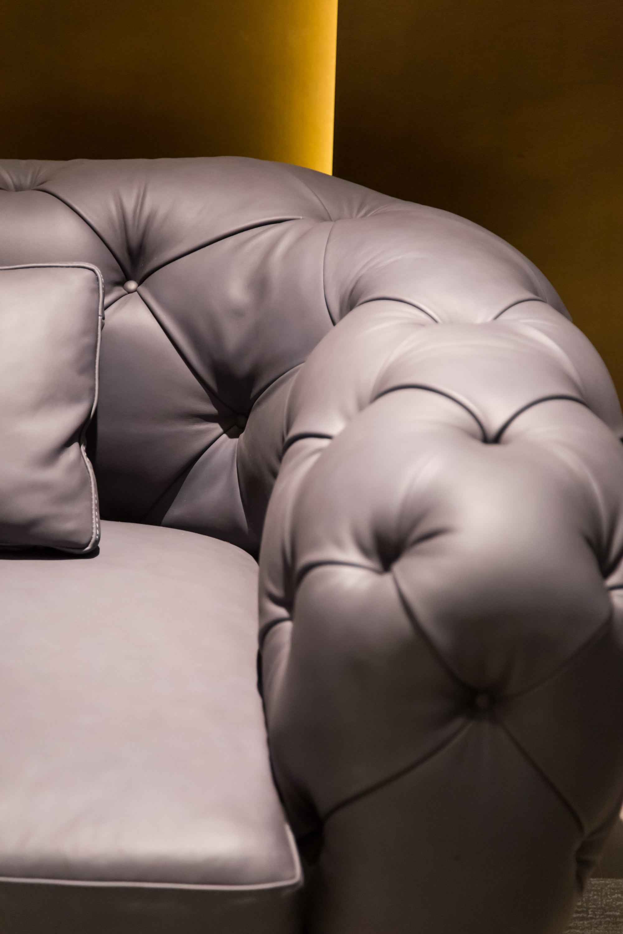 Italian minimalist A60 leather sofa with waist pillow and throw pillow VJ5-2006 sofa