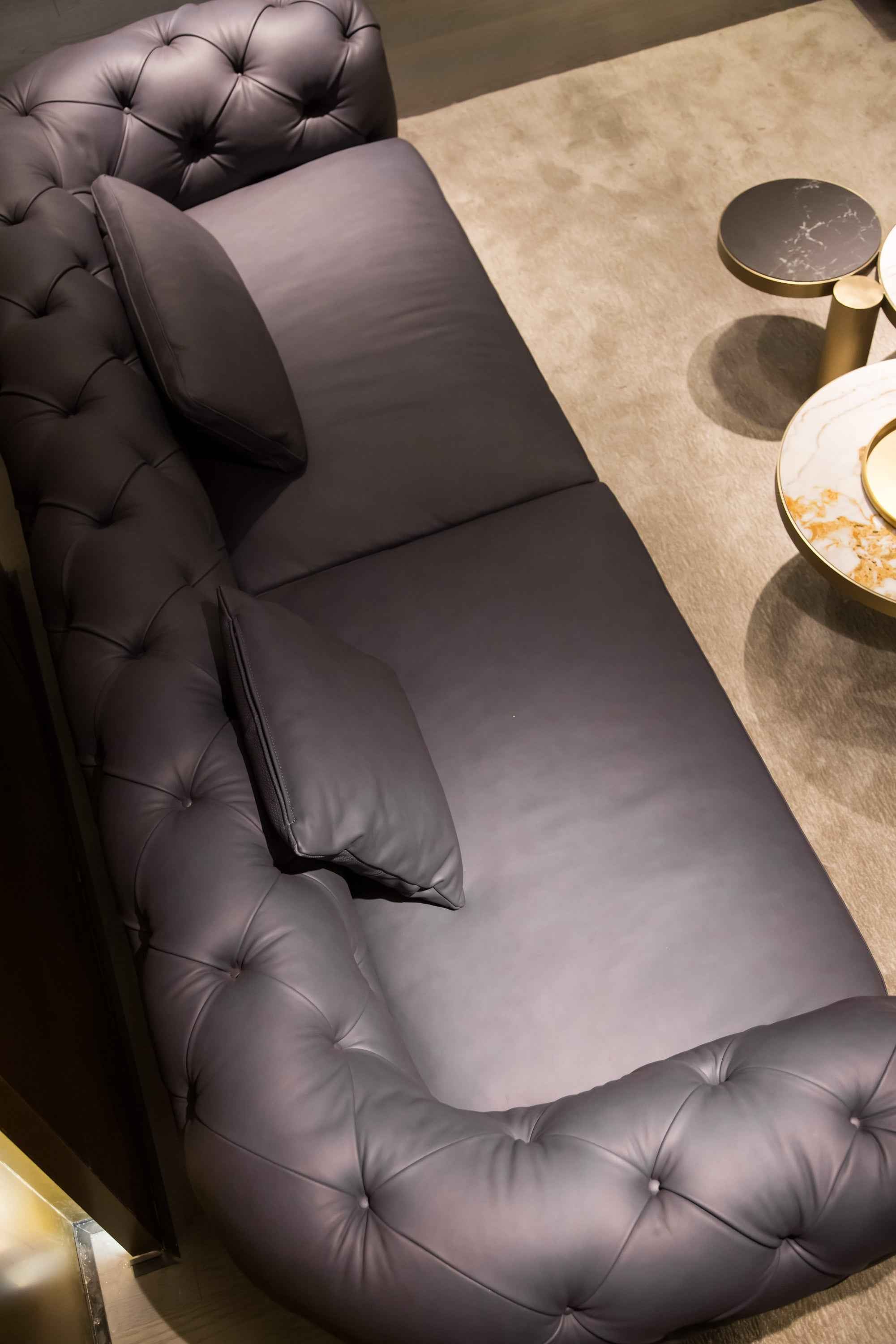 Italian minimalist A60 leather sofa with waist pillow and throw pillow VJ5-2006 sofa