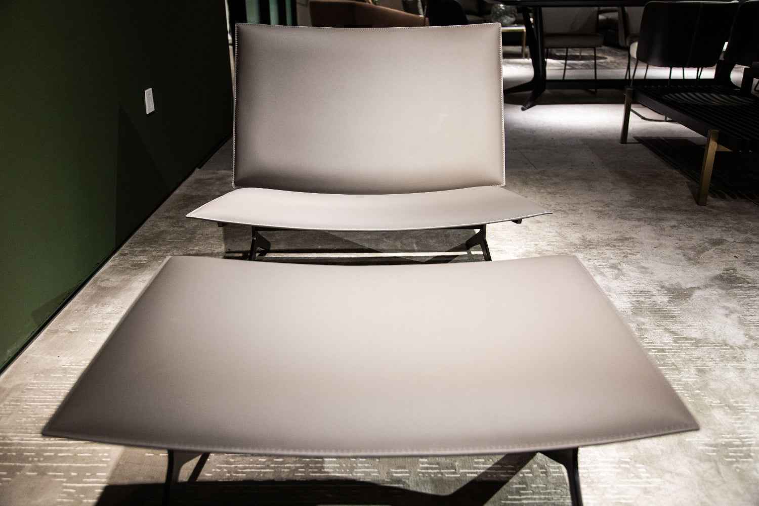 Italian minimalist saddle leather and microfiber leather with stainless steel black titanium lounge chair VE-W1908 Lounge chair and VD-W1908 pedal