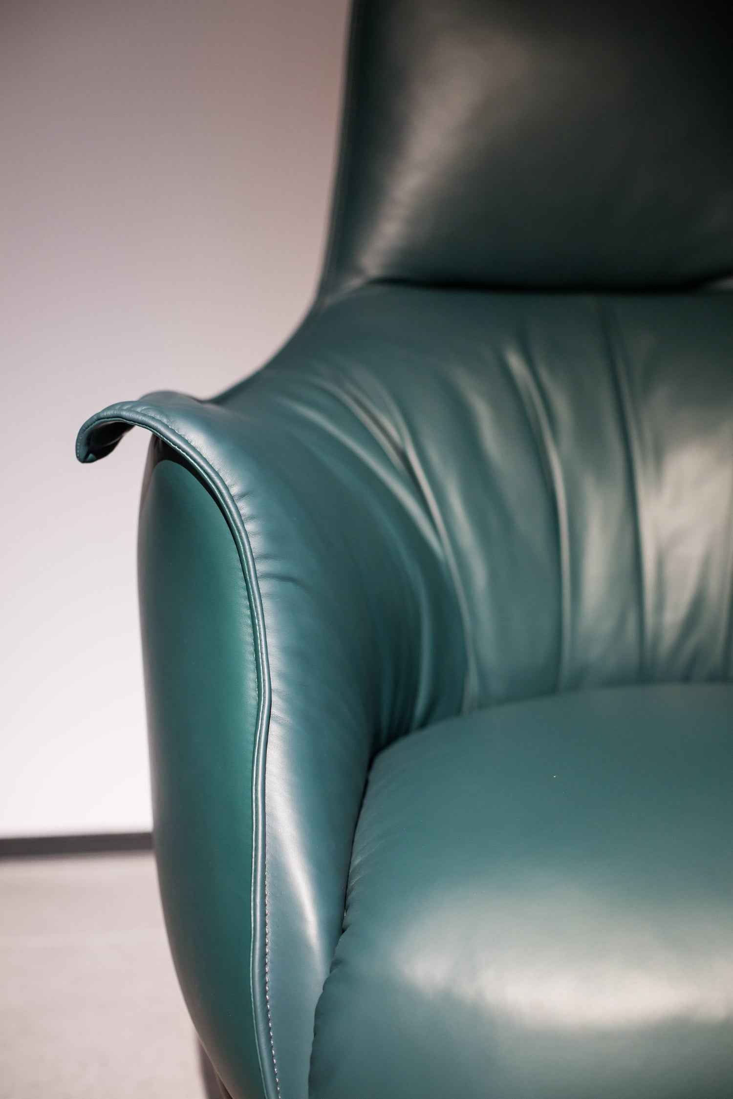 VE1-1962-1 Lounge chair high screen