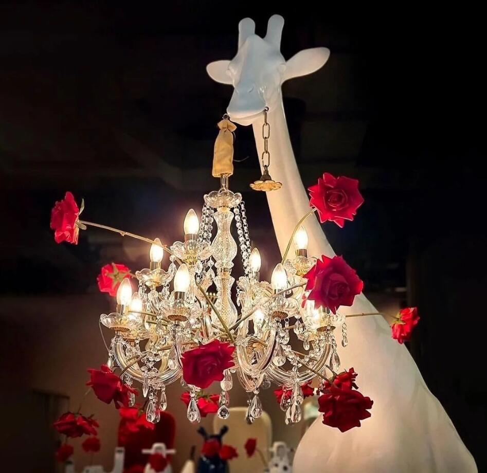 Innovative Artistry: Giraffe in Love Combines Classic Lighting with Modern Design