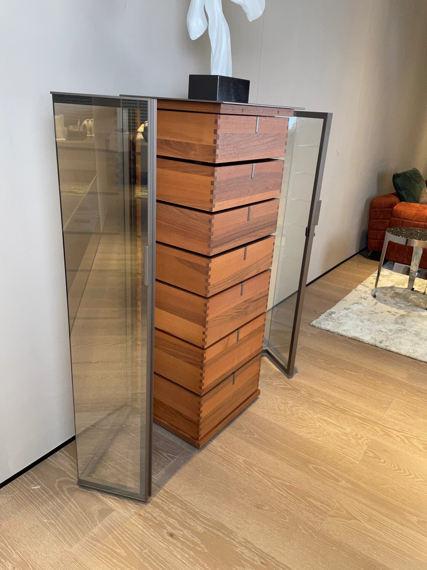 Lightweight Yet Sturdy: Aliante Glass Display Cabinet's Modern Design