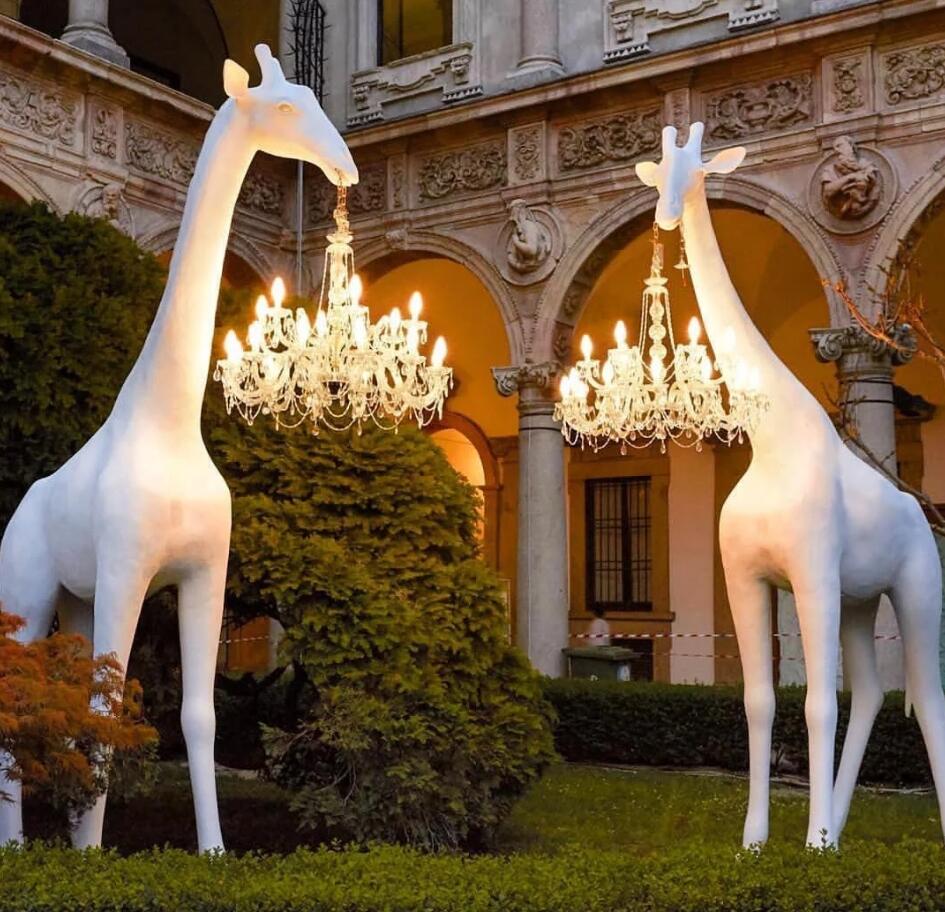 Innovative Artistry: Giraffe in Love Combines Classic Lighting with Modern Design