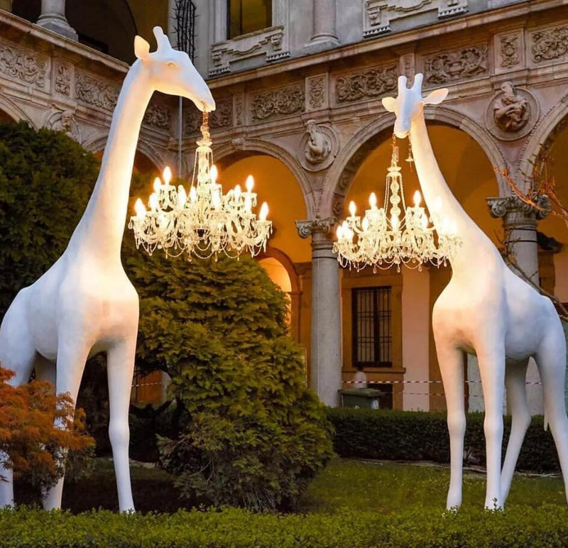 Innovative Artistry: Giraffe in Love Combines Classic Lighting with Modern Design