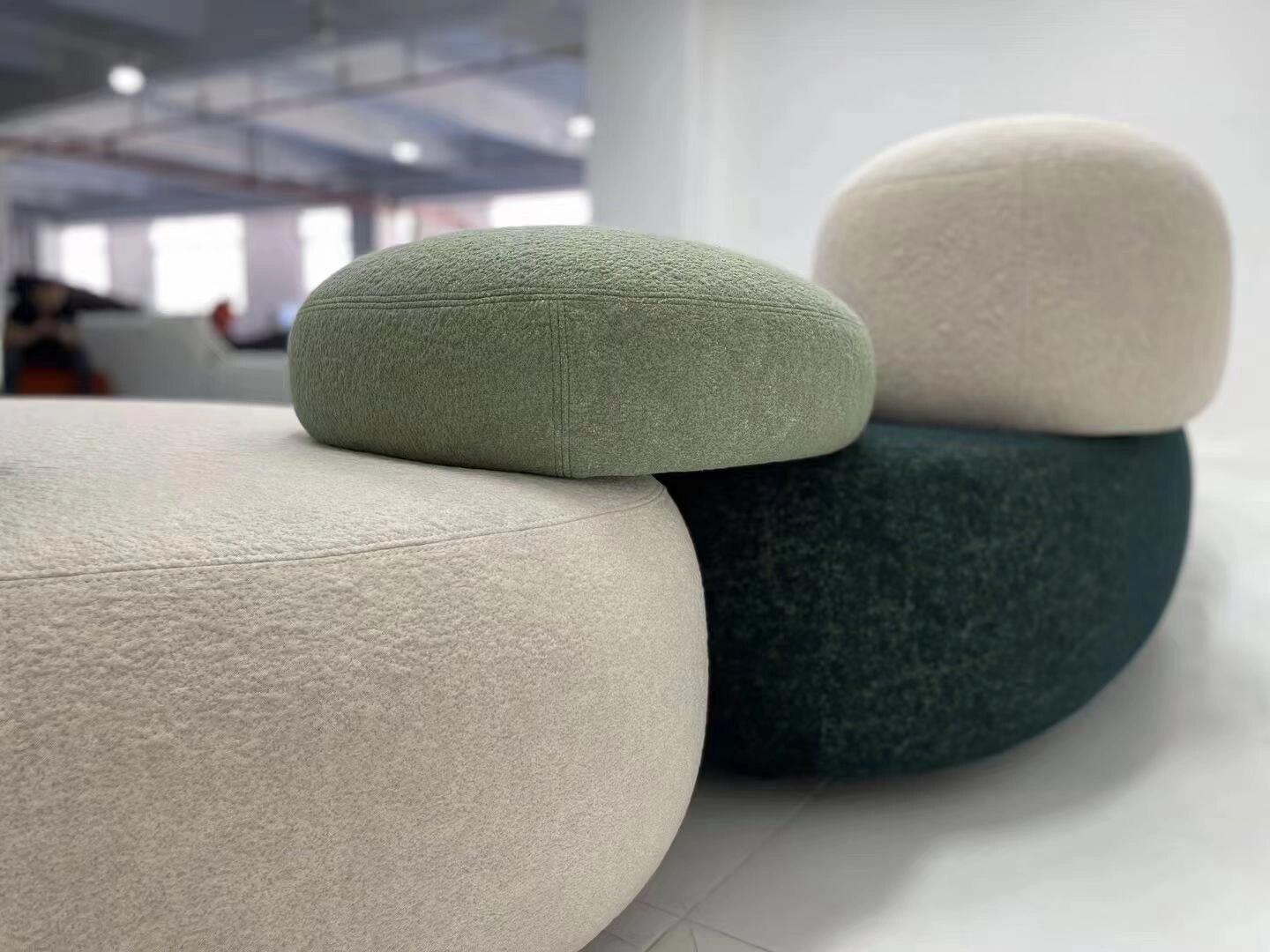 Grenzenlose Kreativität: Flexibles modulares System von Pebble-Sofas