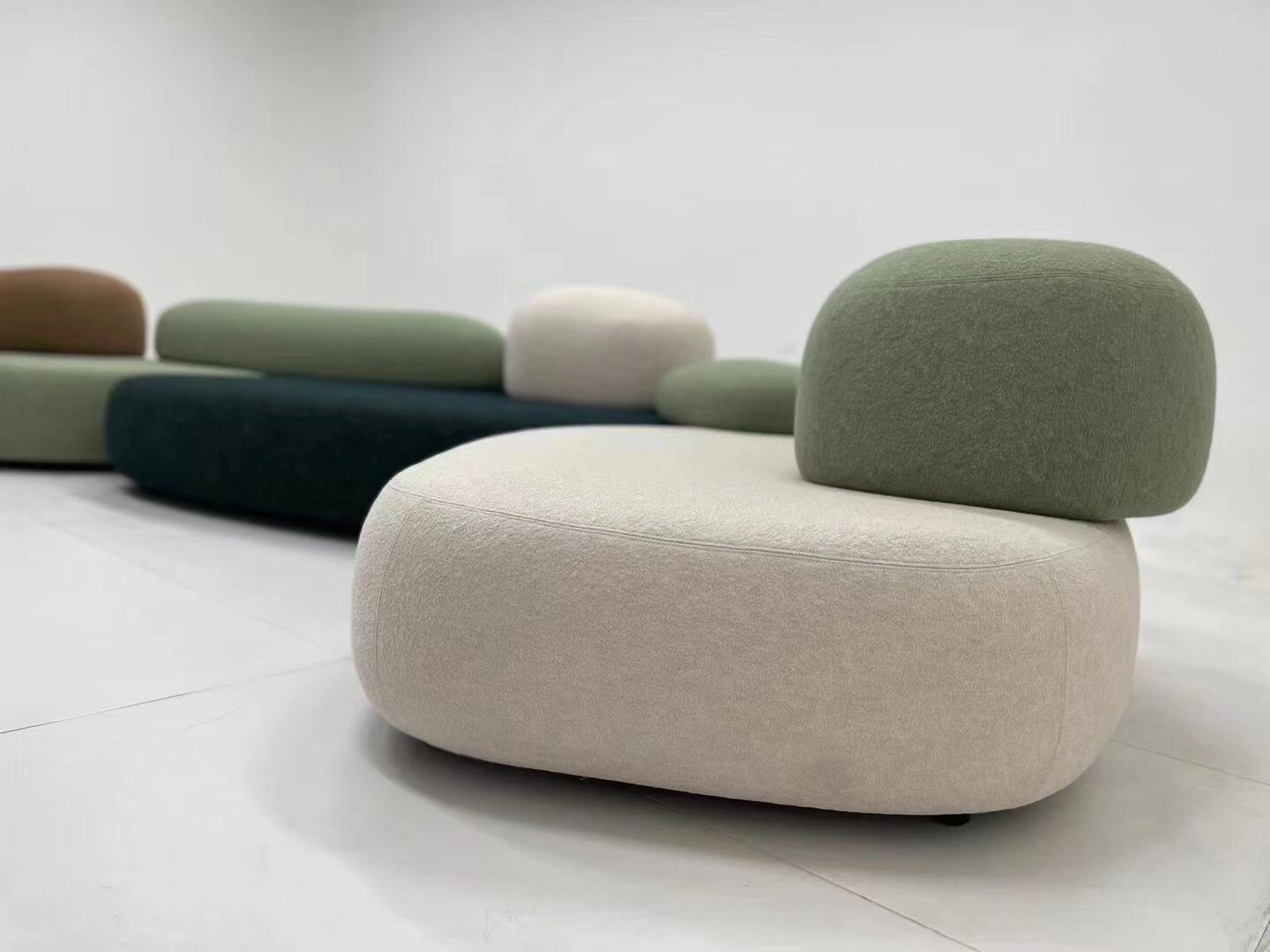 Grenzenlose Kreativität: Flexibles modulares System von Pebble-Sofas