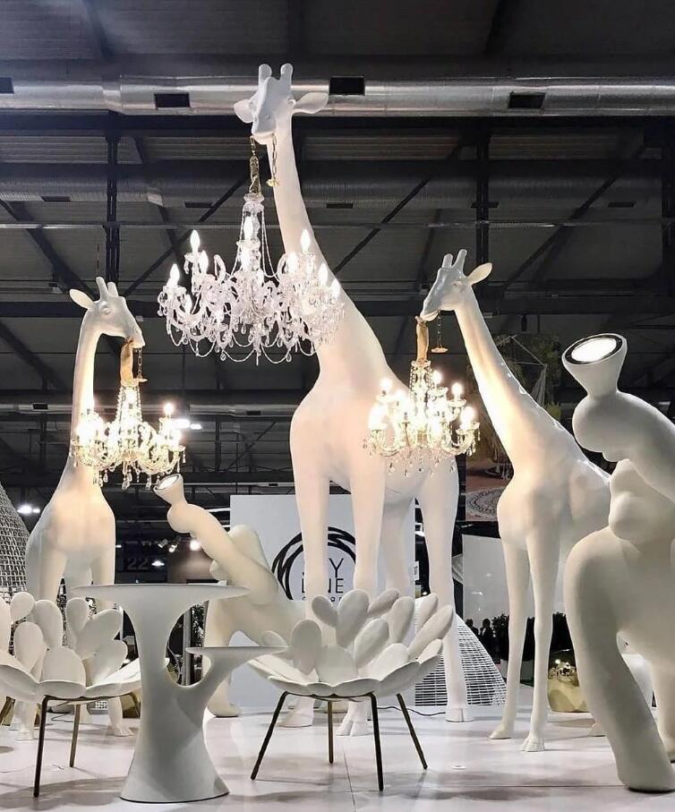 Innovative Artistry: Giraffe in Love Combines Classic Lighting with Modern Design