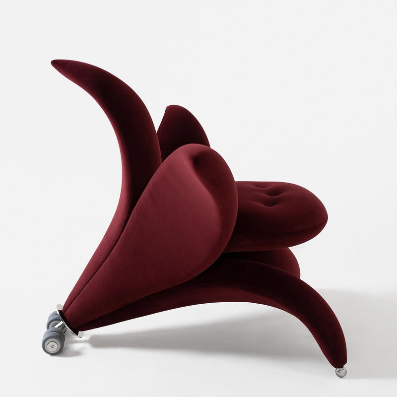 Getsuen Armchair: Delicacy of a Blossoming Lily in Seating