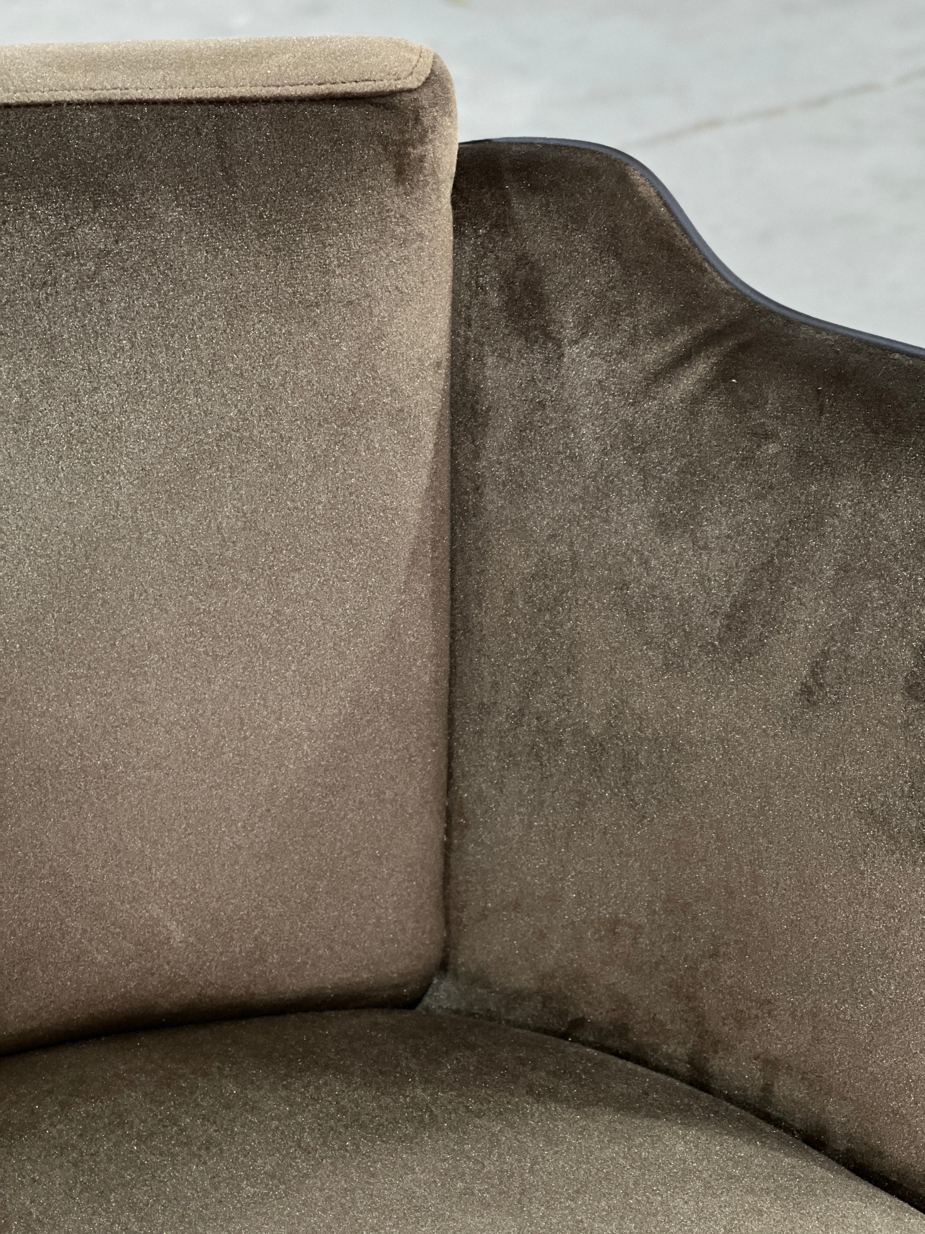 Deluxe Bentley Style Padded Lounge Single Chair WH305SF11B - Plush Comfort and Modern Elegance